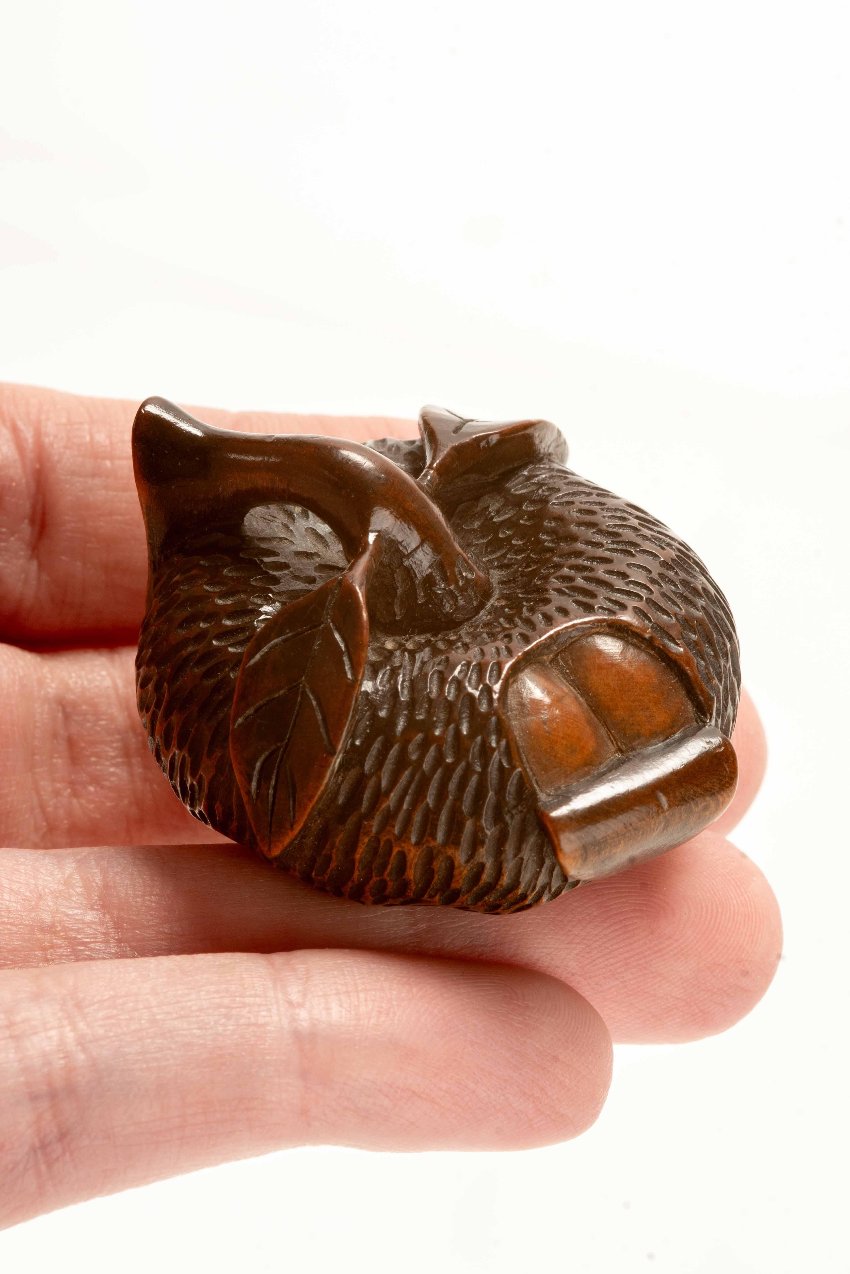 A boxwood netsuke depicting a peeled mandarin In Excellent Condition For Sale In Milano, IT