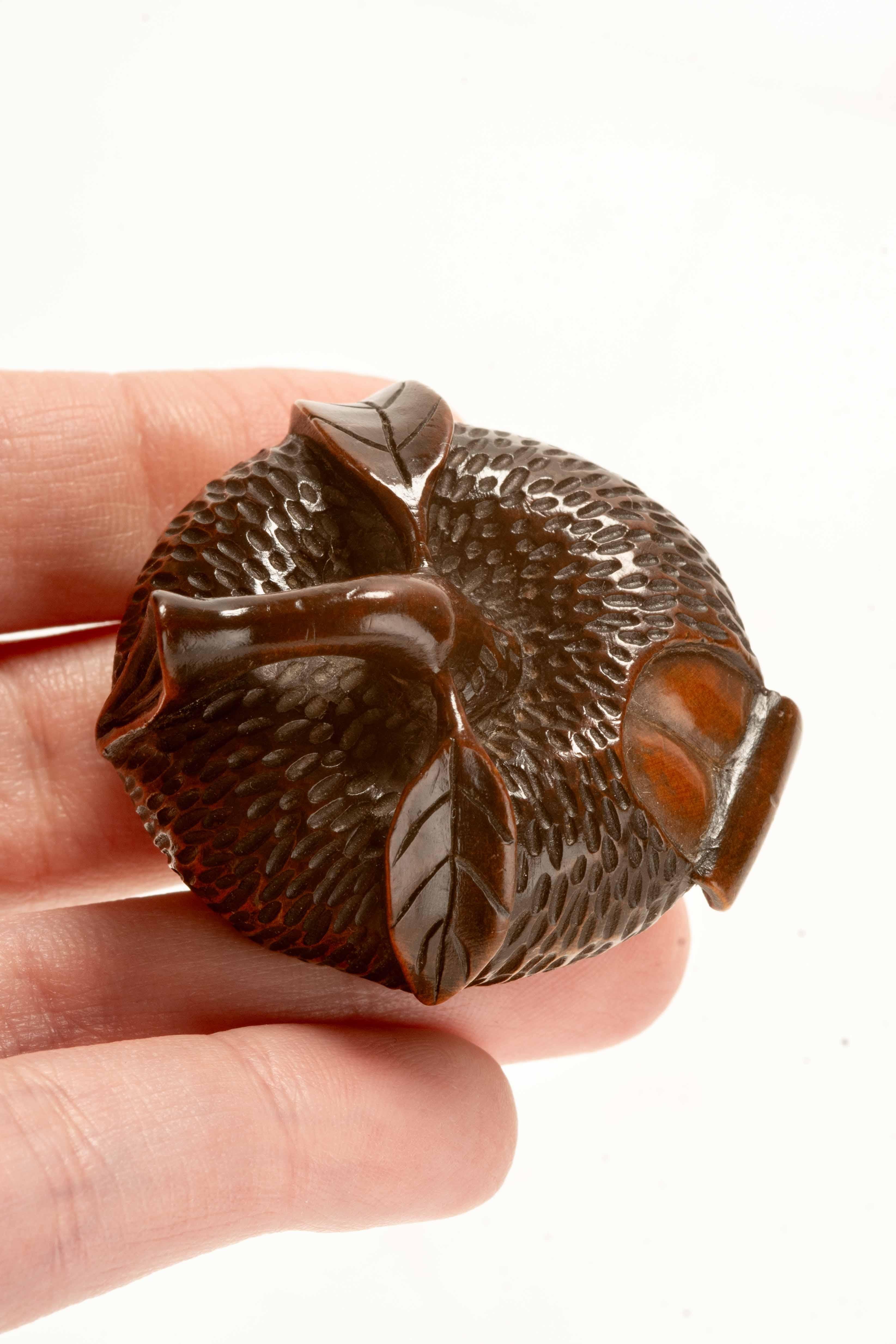 19th Century A boxwood netsuke depicting a peeled mandarin For Sale