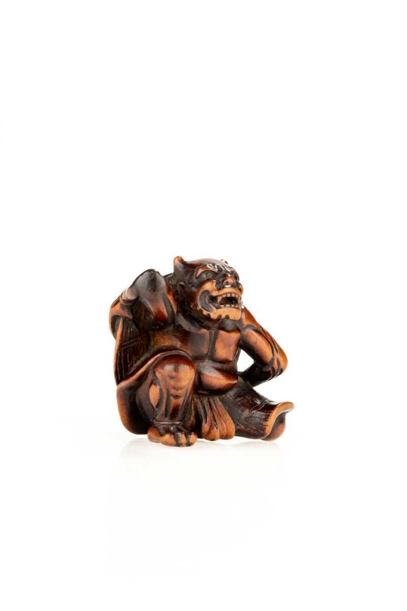 Ein Buchsbaum-Netsuke mit der Darstellung eines Oni und des Setsubun-Festes (Japanese) im Angebot