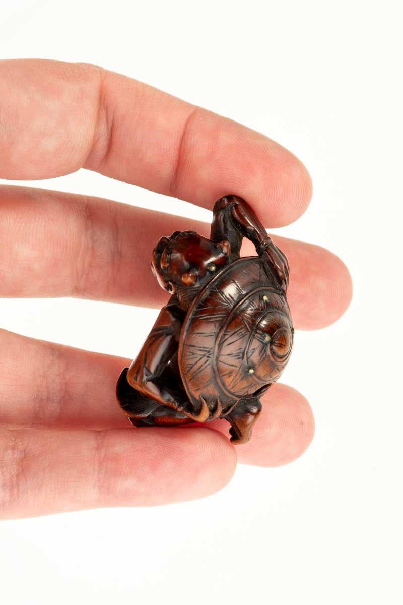 Ein Buchsbaum-Netsuke mit der Darstellung eines Oni und des Setsubun-Festes im Zustand „Hervorragend“ im Angebot in Milano, IT