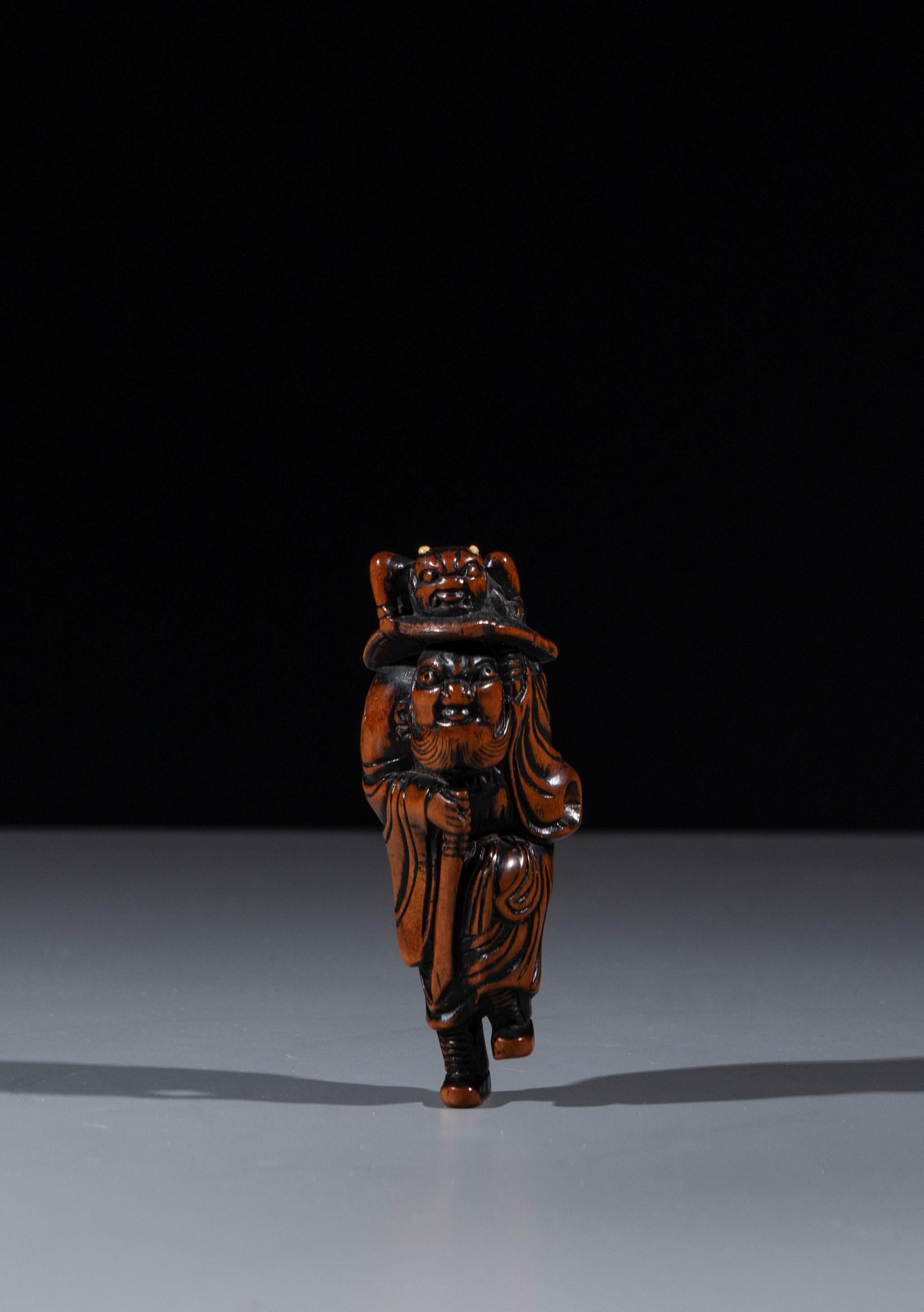 A boxwood netsuke depicting Shōki with an Oni in vendita