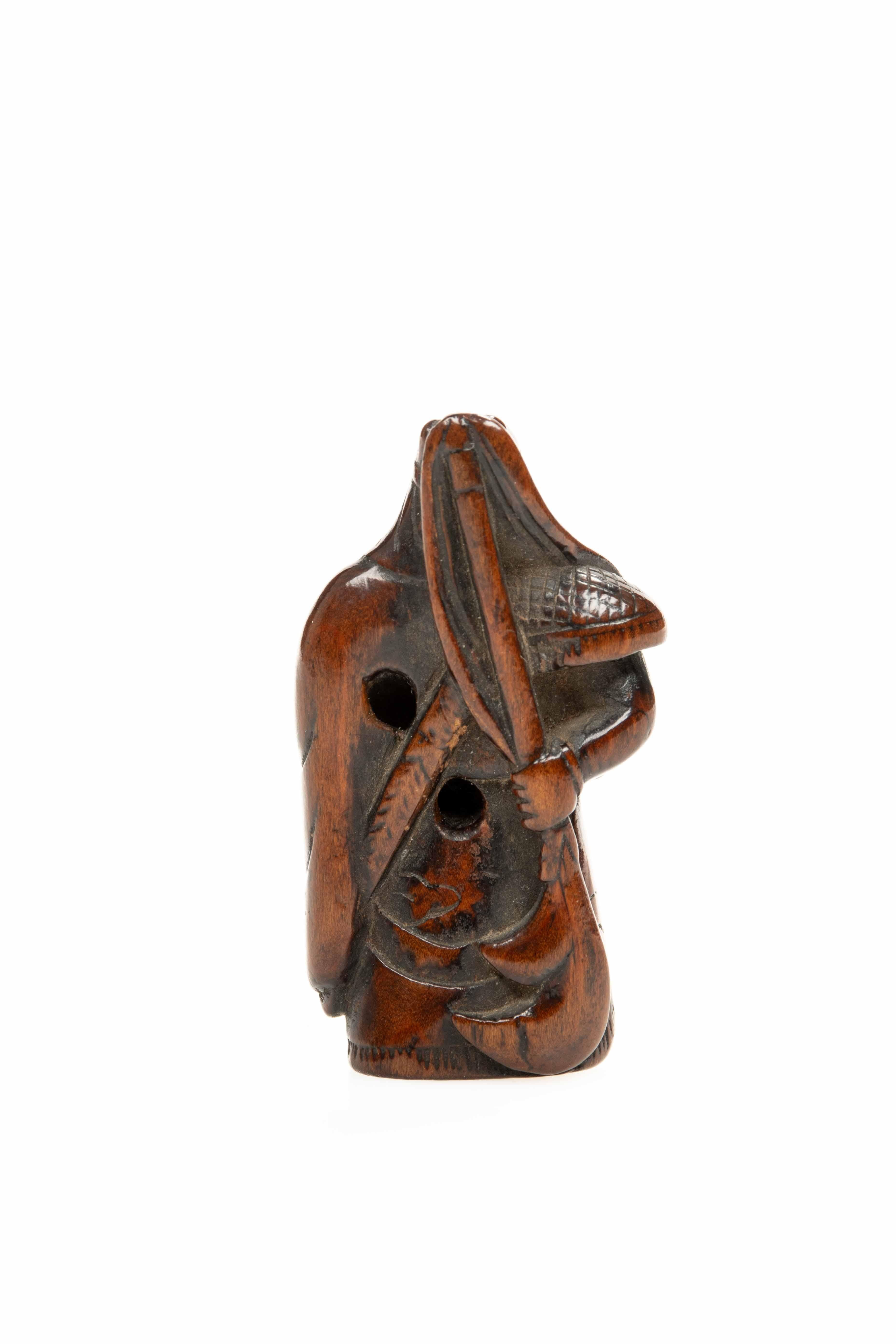 Japanese A boxwood netsuke depicting the Chinese general Guan Yu in vendita