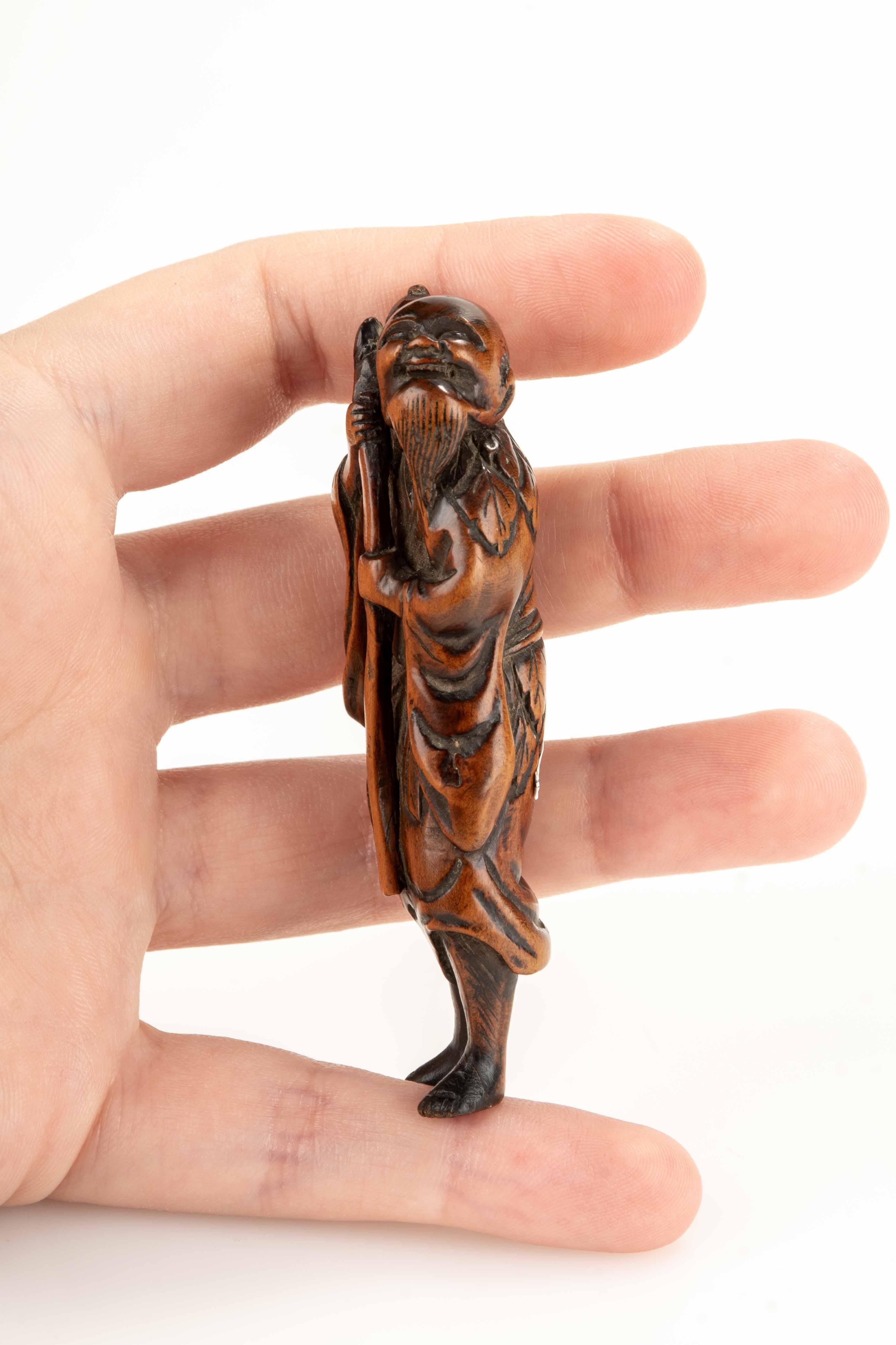 Netsuke en buis représentant un sennin avec une bouteille de saké Excellent état - En vente à Milano, IT