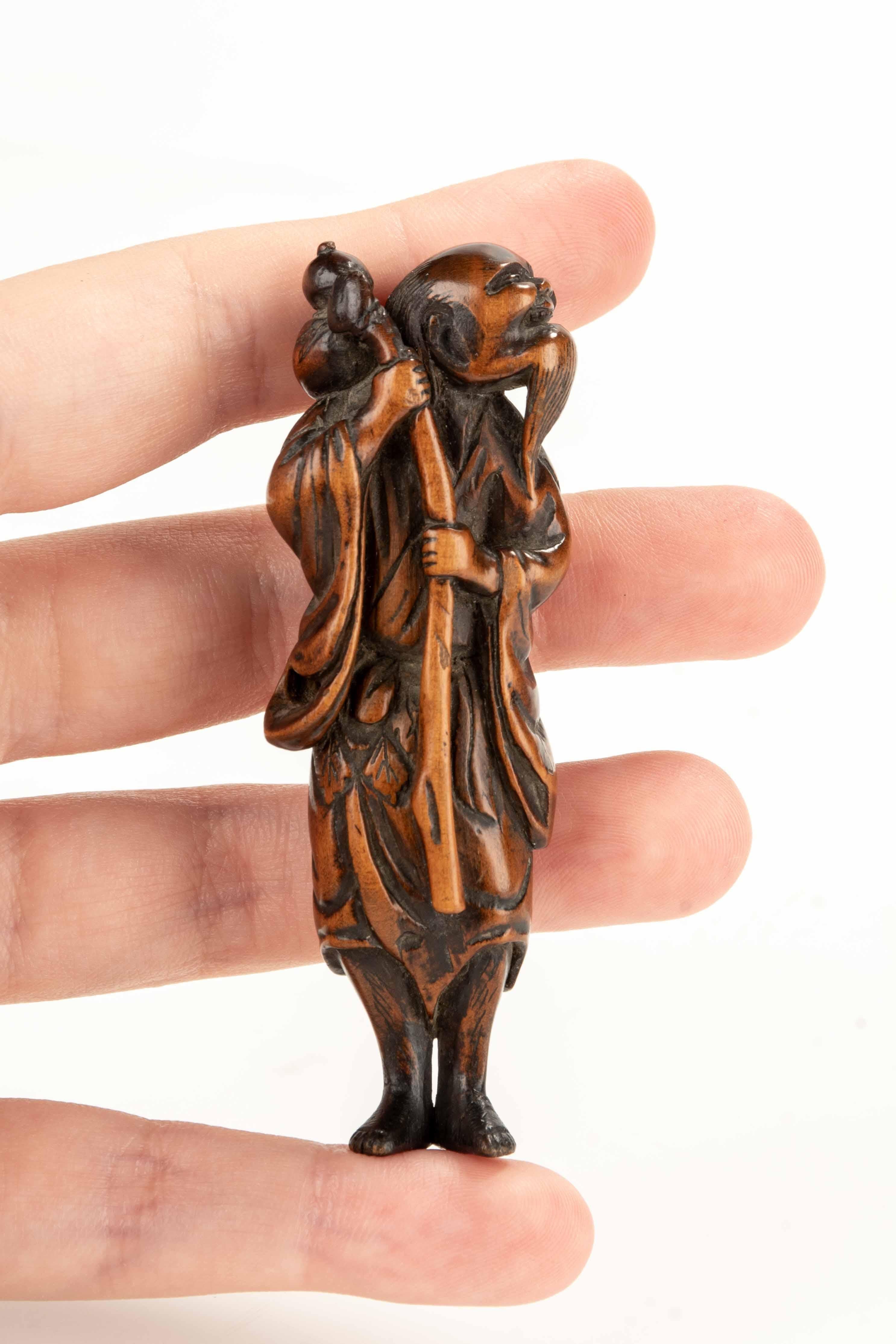 19th Century Netsuke en buis représentant un sennin avec une bouteille de saké en vente