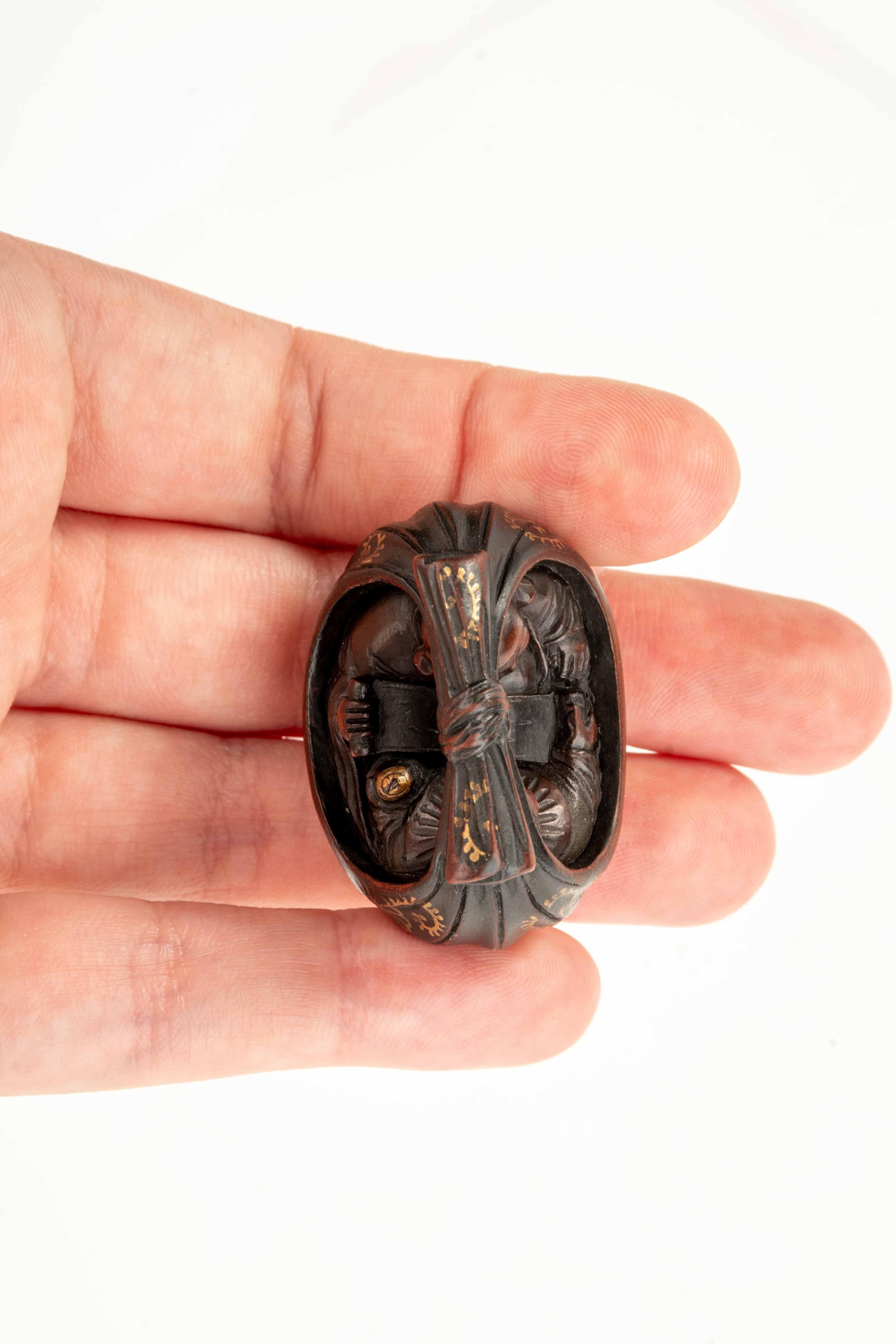 Sculpté à la main Un netsuke en buis représentant Hotei et un karako dans le sac en vente