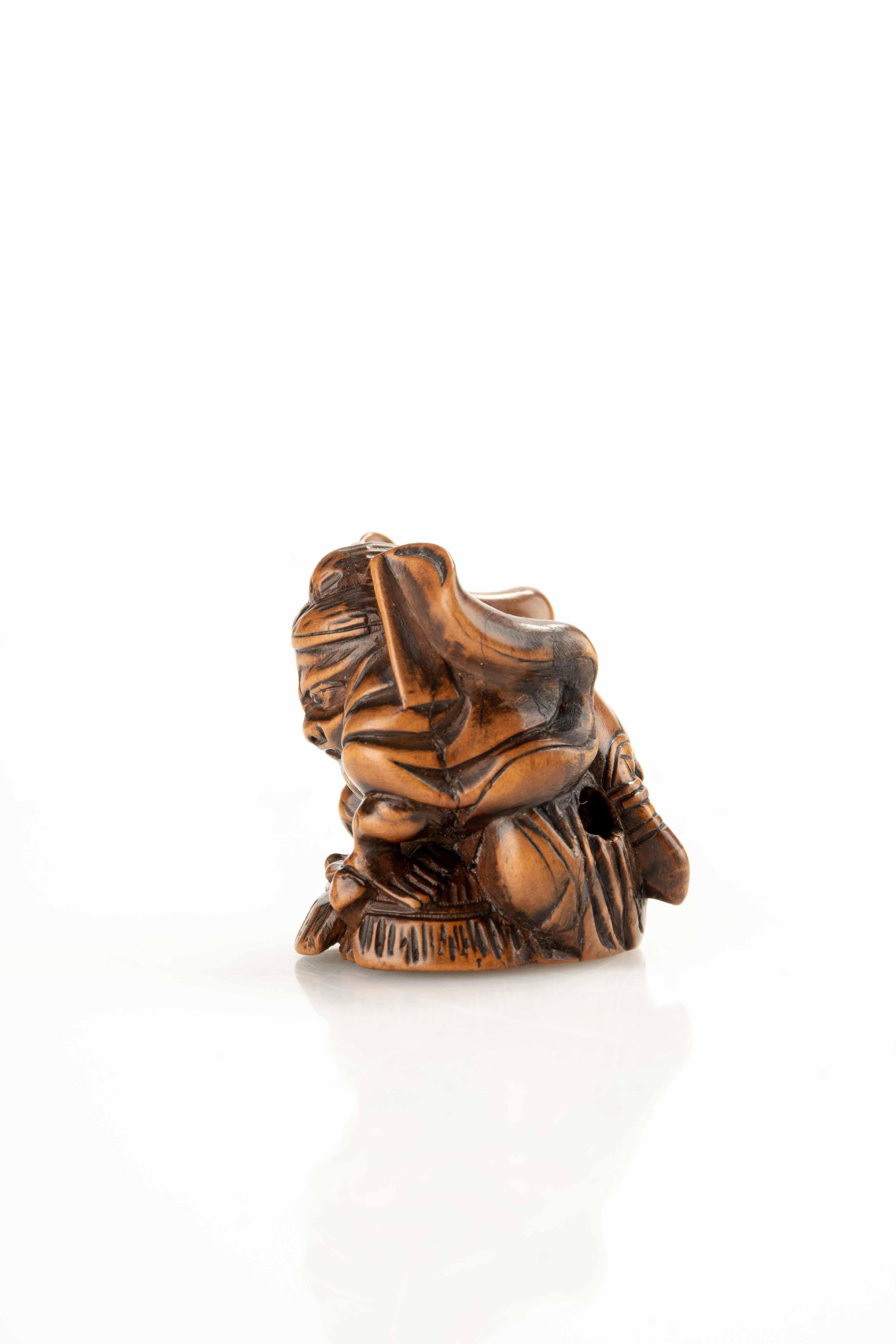 Sculpté à la main Netsuke en buis de Shoki avec un Oni en vente