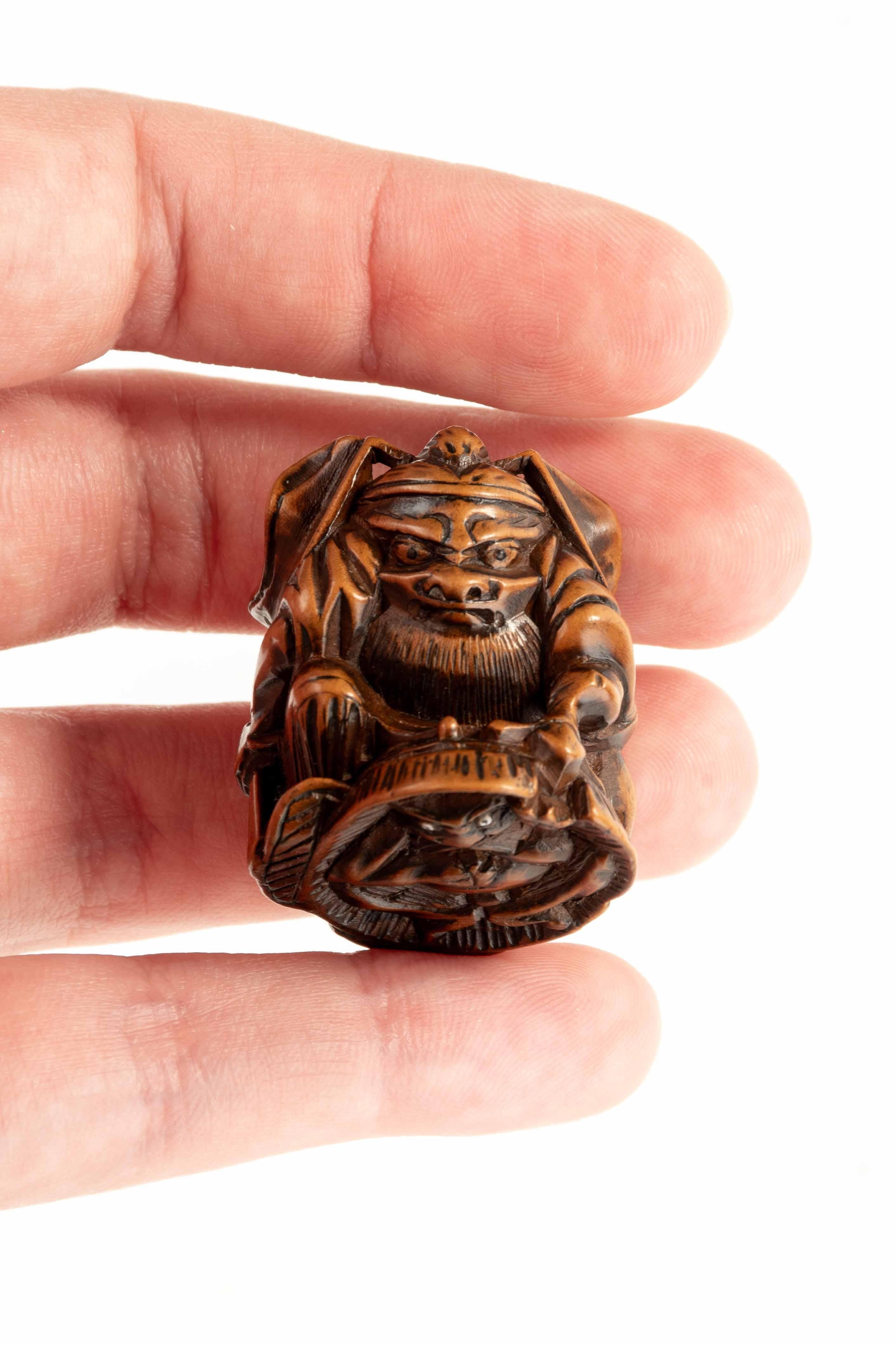 Netsuke en buis de Shoki avec un Oni en vente 2