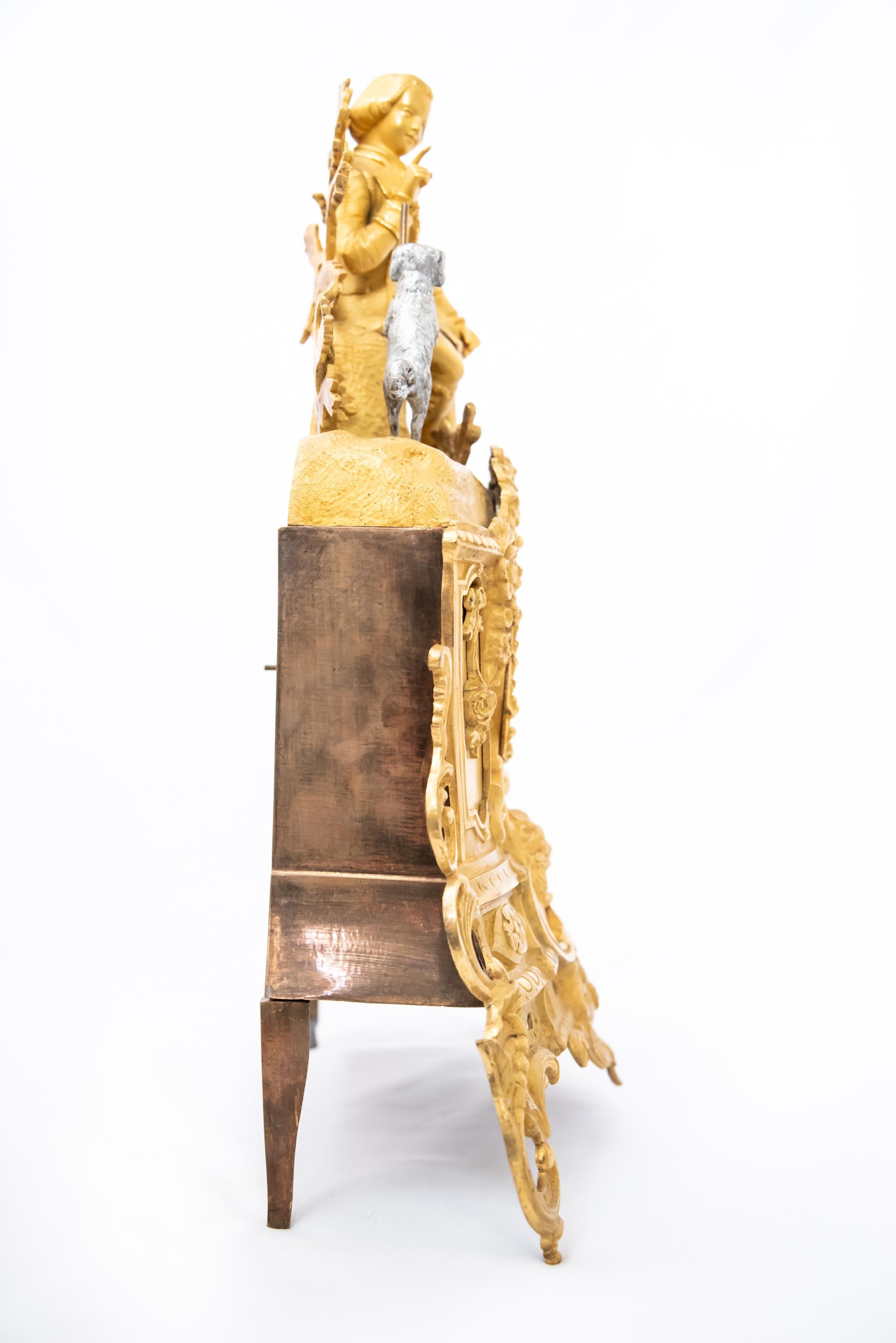 Französische feuervergoldete Bronzeuhr mit der Darstellung eines Jungen und seines Hundes, Epoche Louis Philippe, 1830-48. Der Seidenfadenmechanismus ist in gutem Zustand mit Schlüssel und Pendel.