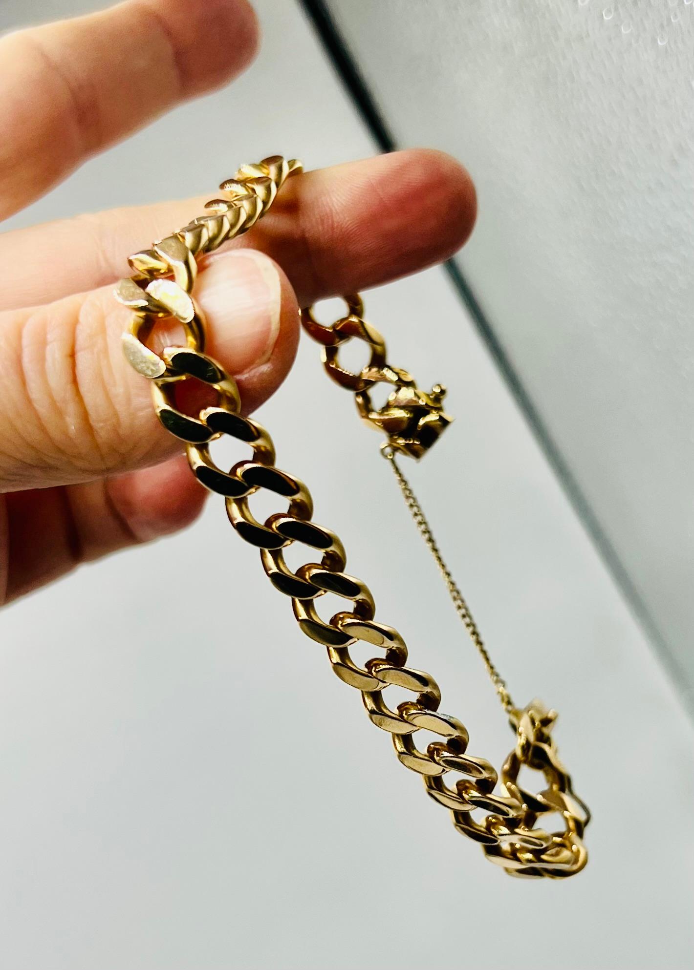a bracelet in 18 carat gold, solid gold,
total weight: 44.60 grams
measuring approximately 20 centimeters and the width is approximately 0.90cm
In very good shape
can be worn by a man or a woman
resizing is possible and offered
do not hesitate to