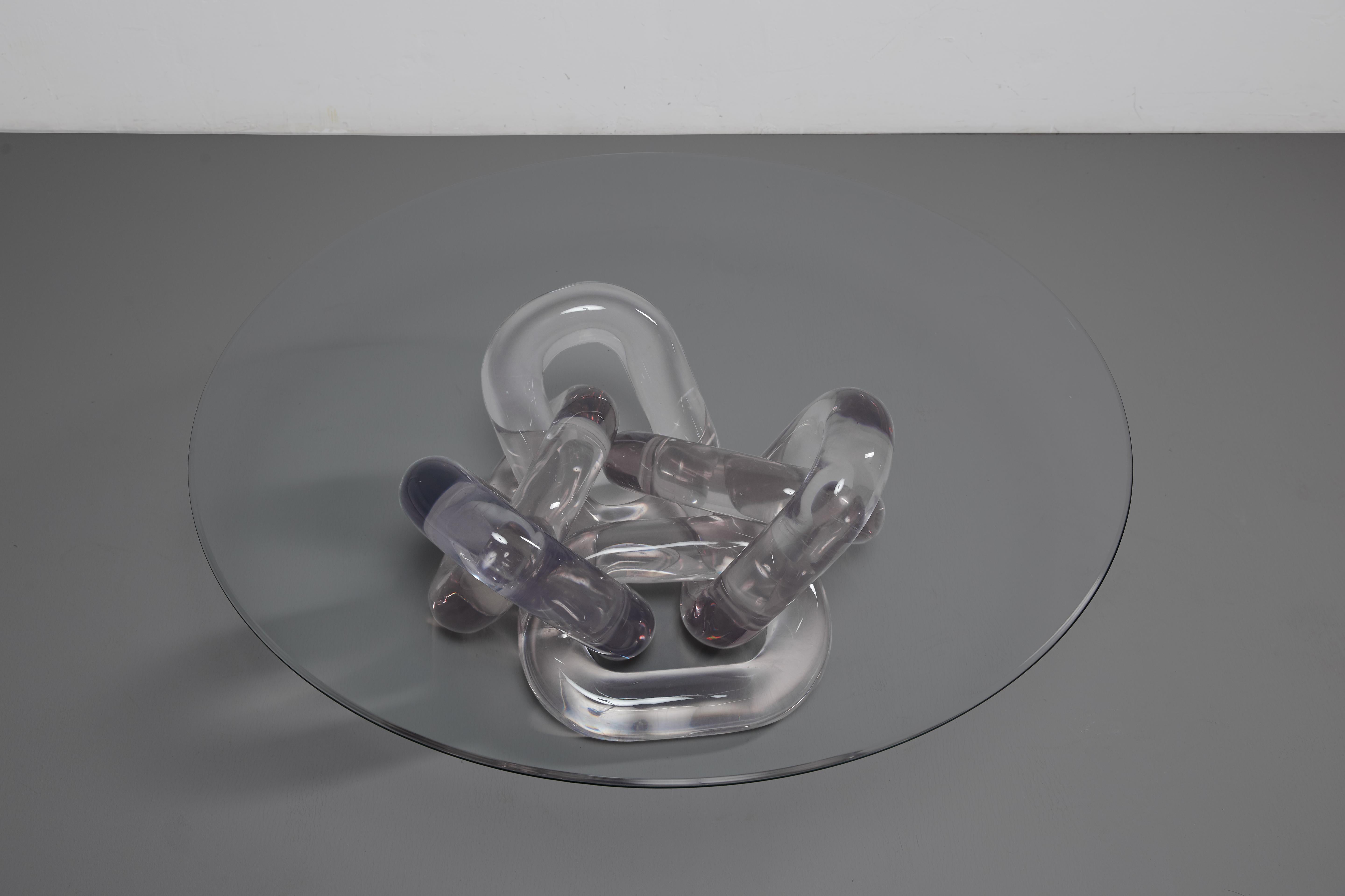 Asiatique Bracelet:: table basse en résine avec plateau en verre par Hua Wang en vente