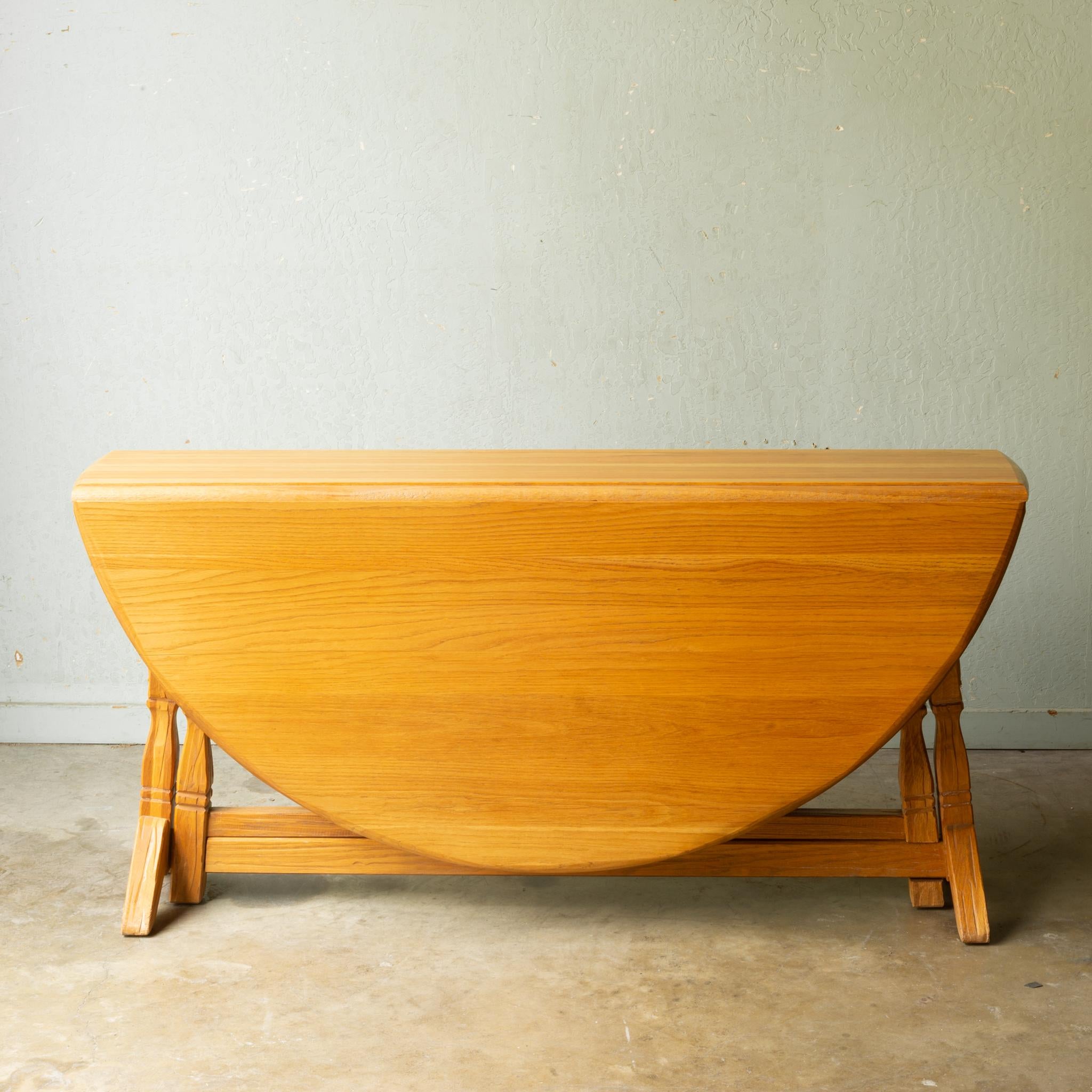 About

A round Cerused white oak drop leaf dining table with hexagonal, chamfered edges, horseshoe accents and gate legs. The table converts to a slim console.

Contact us for more shipping options: S16 Home San Francisco

 Creator: A. Brandt