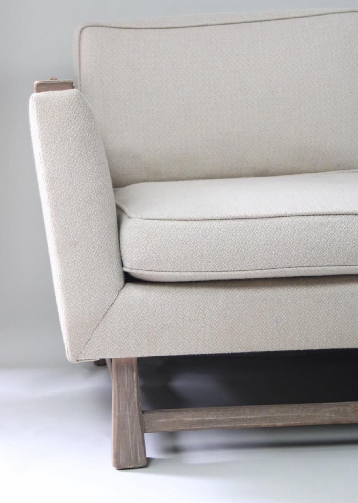 Canapé minimaliste des années 1950 conçu et fabriqué par August Brandt pour Ranch Oak Furniture. Ranch Oak était une marque de meubles au look et à l'ambiance légèrement western. Ce canapé, avec son manque d'ornementation et ses accoudoirs