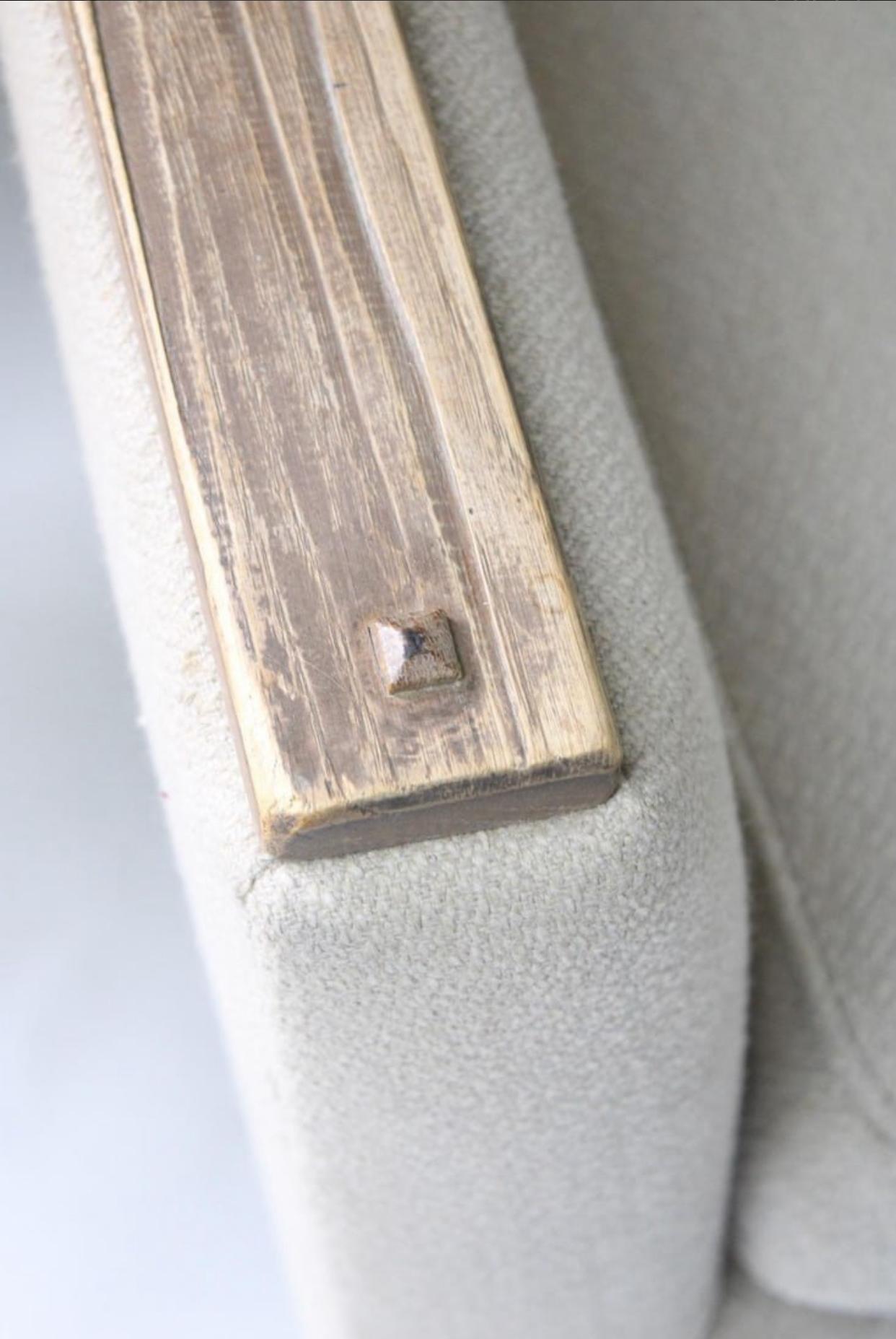 A. Brandt für Ranch Oak Cerused Oak Minimalistisches Dreisitzer-Sofa. (Moderne der Mitte des Jahrhunderts) im Angebot