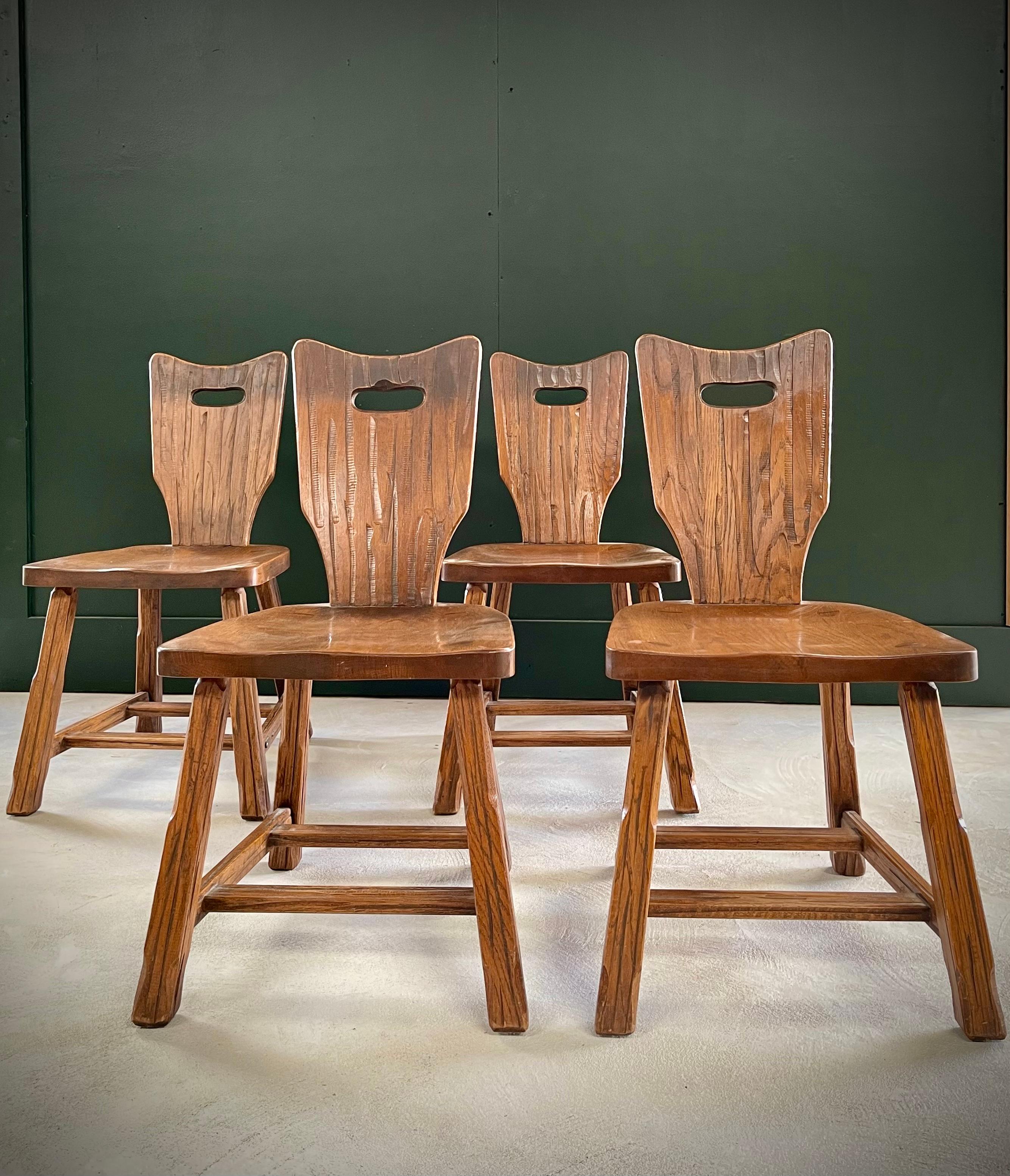 Dieses Set aus vier A. Brandt Ranch Eichenstühlen verleiht Ihnen zeitlosen Charme und die Wärme des Mid-Century-Designs. Diese kultigen Stühle wurden mit Blick auf Qualität und Stil gefertigt und verbinden mühelos die klassische Ranch-Ästhetik mit