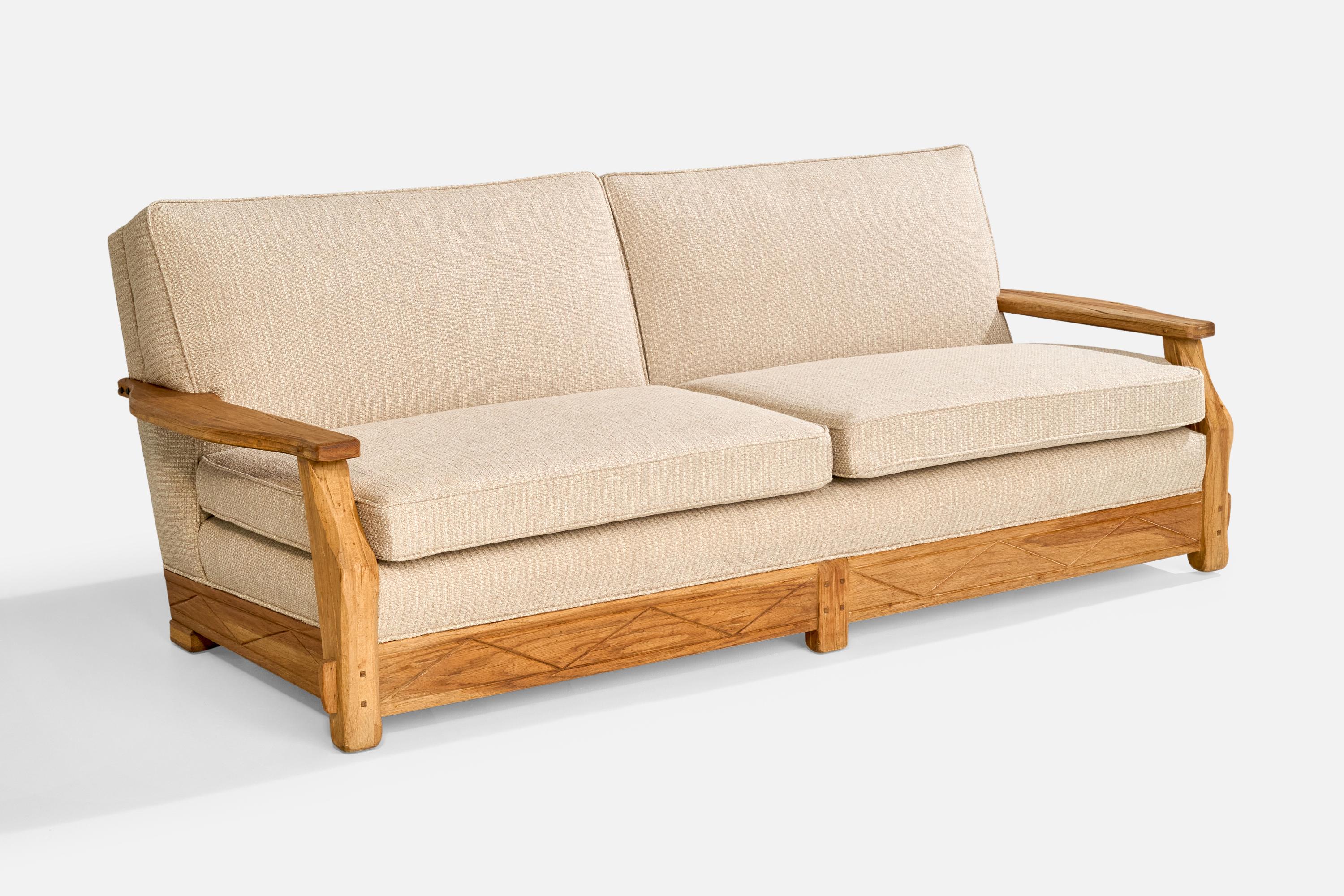 Un sofá de roble y tela blanquecina diseñado y fabricado por A. Brandt Ranch Oak, EE.UU., c. 1950.

Retapizado en tela totalmente nueva.

Dimensiones: Alto 32,25