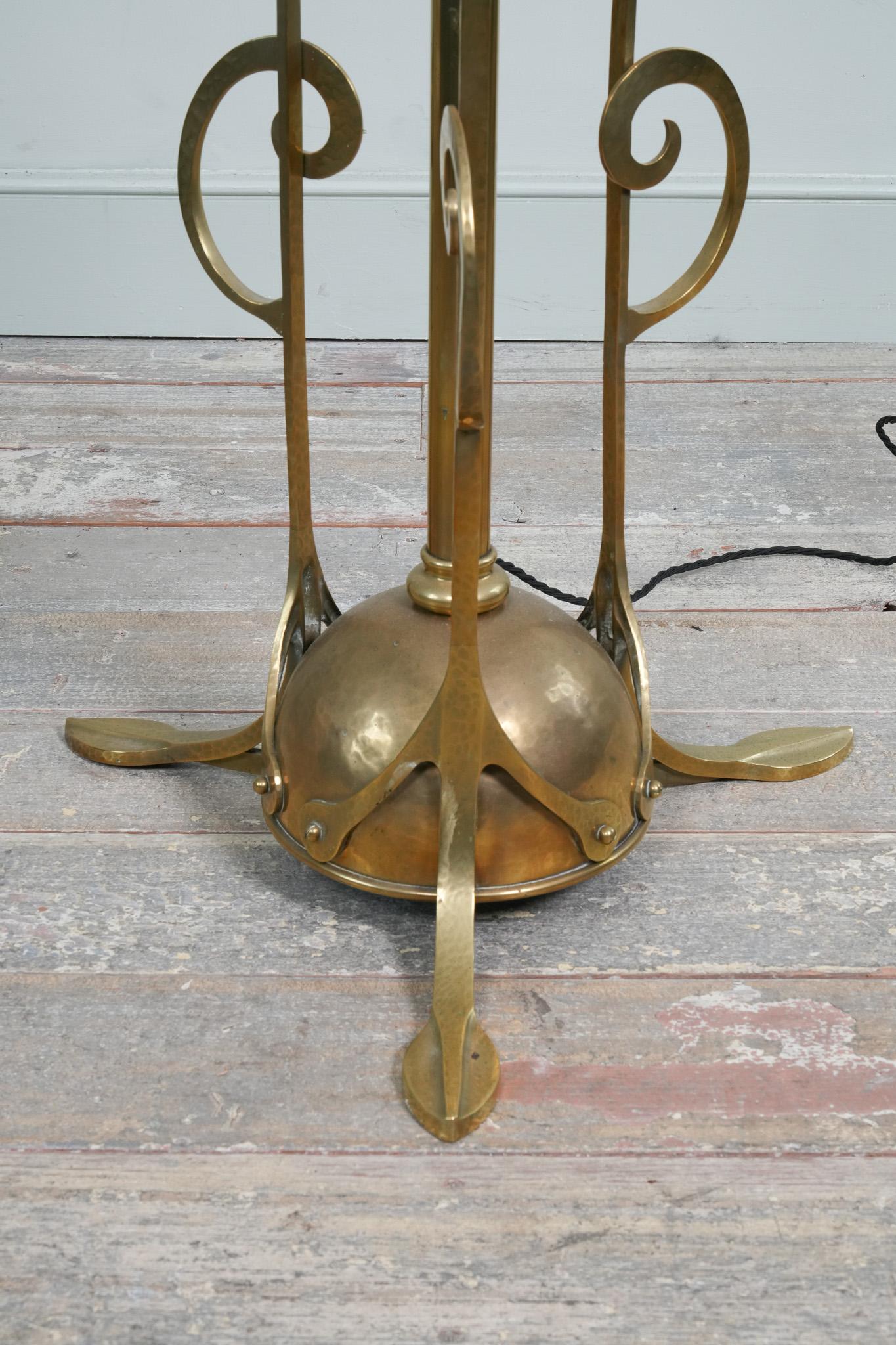 Lampadaire en laiton Aesthetic Movement en vente 4