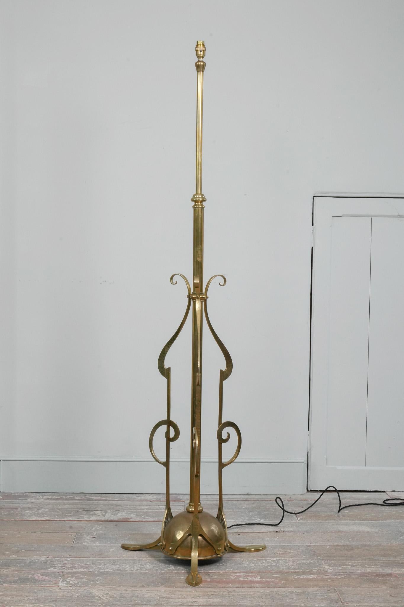 Lampe standard en laiton à la manière de W A S Benson.

Laiton travaillé et martelé, hauteur réglable.

