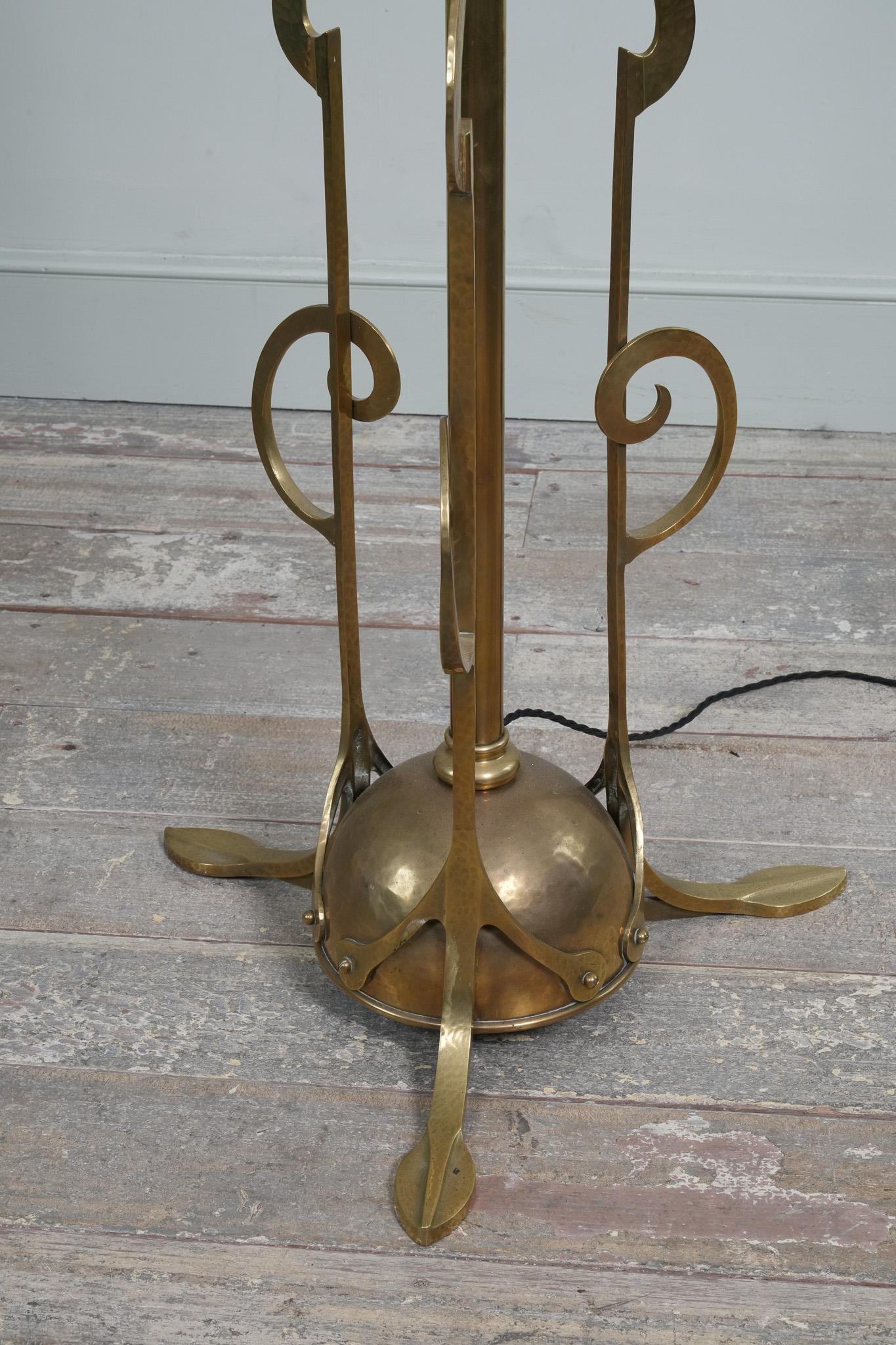 Lampadaire en laiton Aesthetic Movement en vente 1