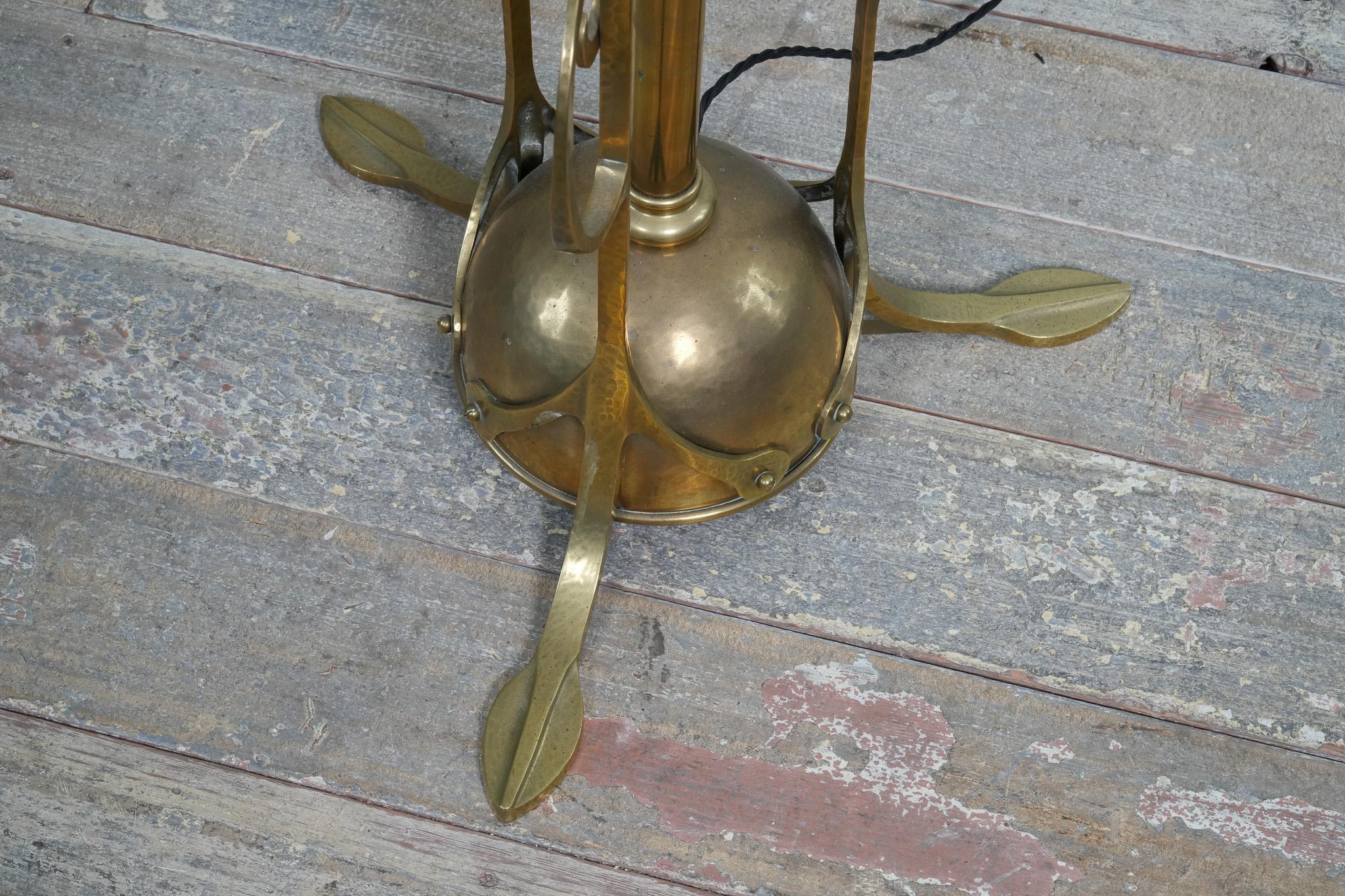 Lampadaire en laiton Aesthetic Movement en vente 2