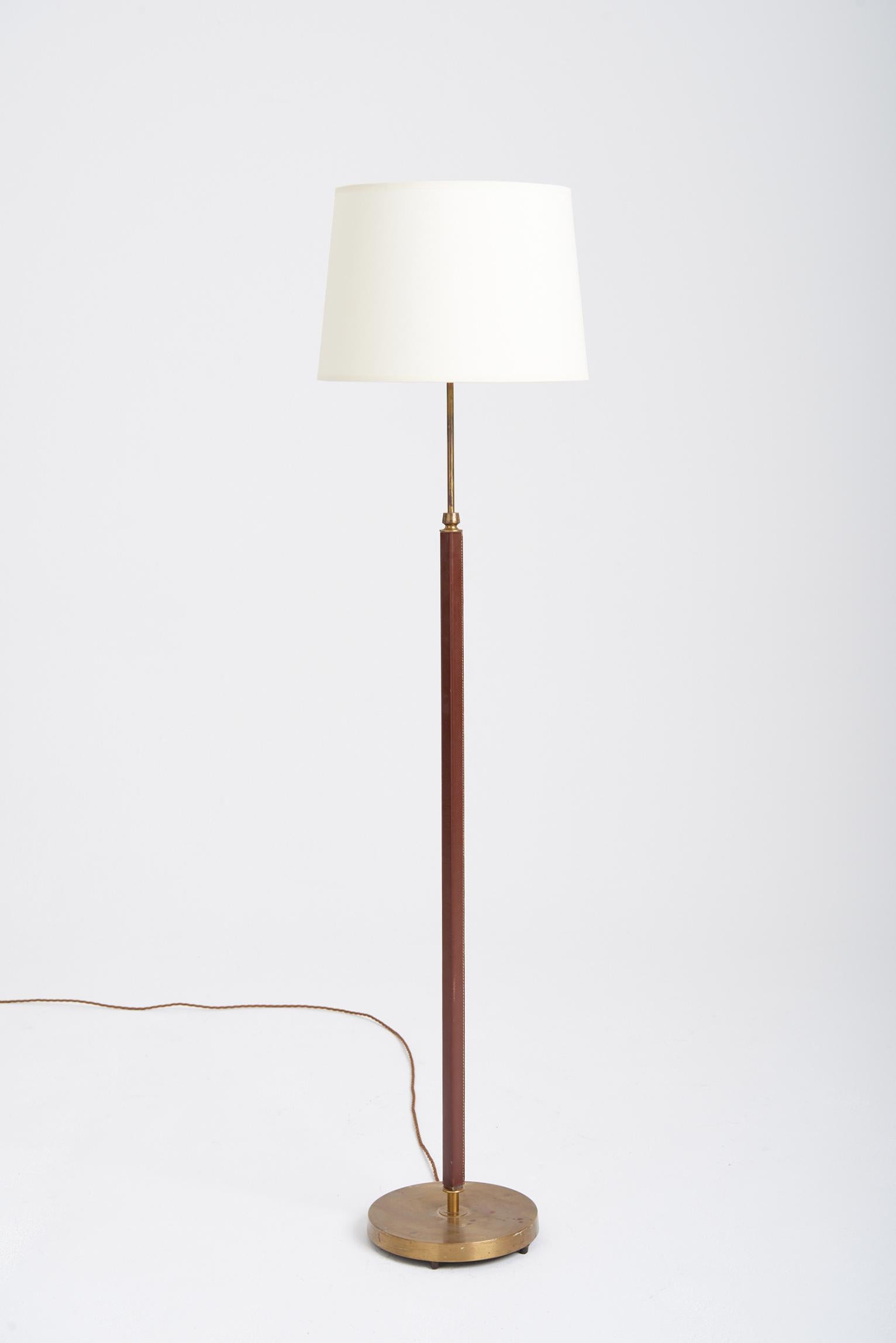 A brass and brown leather floor lamp, by Falkenbergs Belysning.
Sweden, circa 1950-1970.
Including the shade 141 cm high by 36 cm diameter.
Base only 120 cm high by 24 cm diameter.