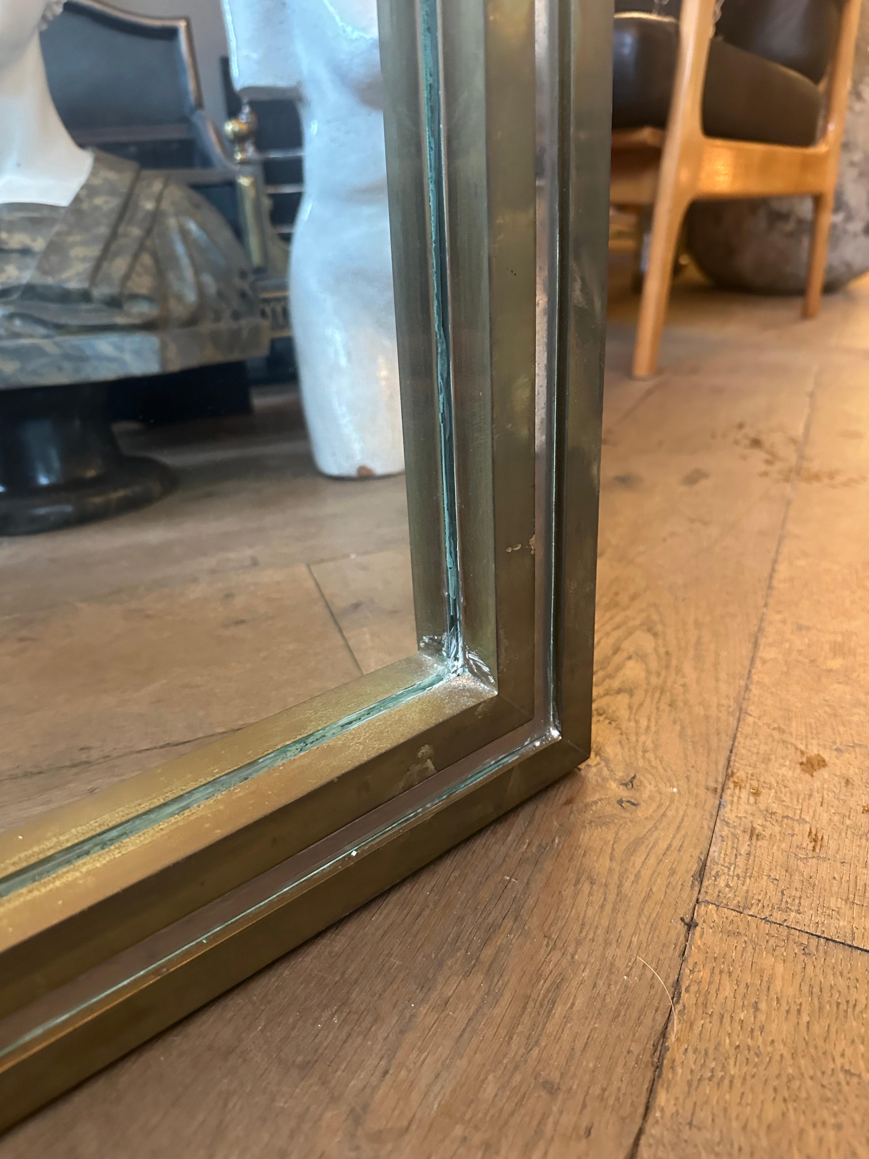 Specchio italiano in ottone e cromo di Romeo Rega della fine del XX secolo 

La cornice a doppia fascia è in ottone con slitta interna cromata. Può essere appeso sia in verticale che in orizzontale.

Piastra a specchio originale in ottime