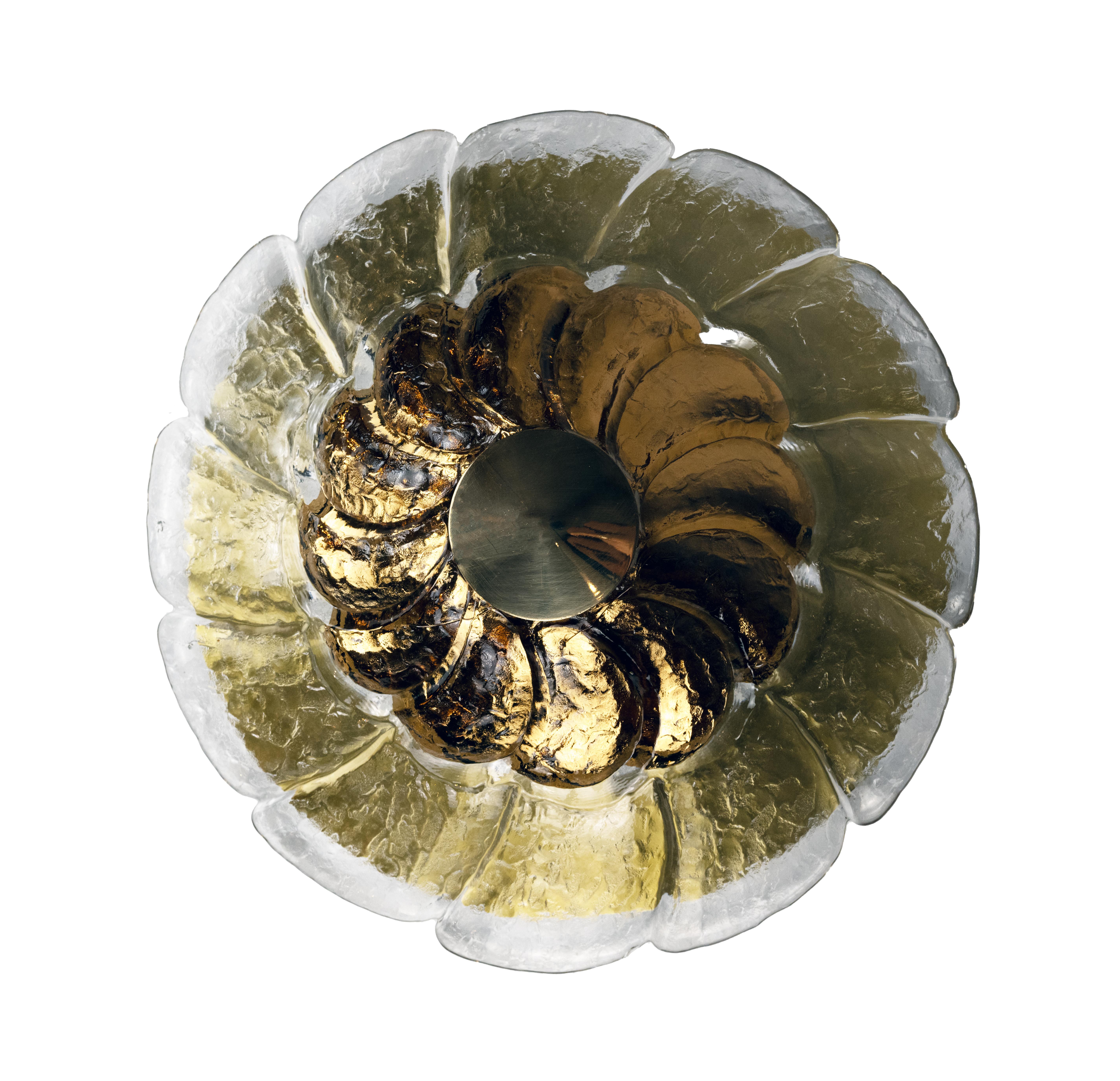 Ein Satz von drei Glaseinbauleuchten, entworfen von Carl Fagerlund für Orrefors, Modell 1785/2346. Mit geschliffenem, strukturiertem Glas in zwei Etagen, die das Aussehen einer Blume vermitteln. CIRCA 1960, mit Herstellermarke auf dem Beschlag. Der