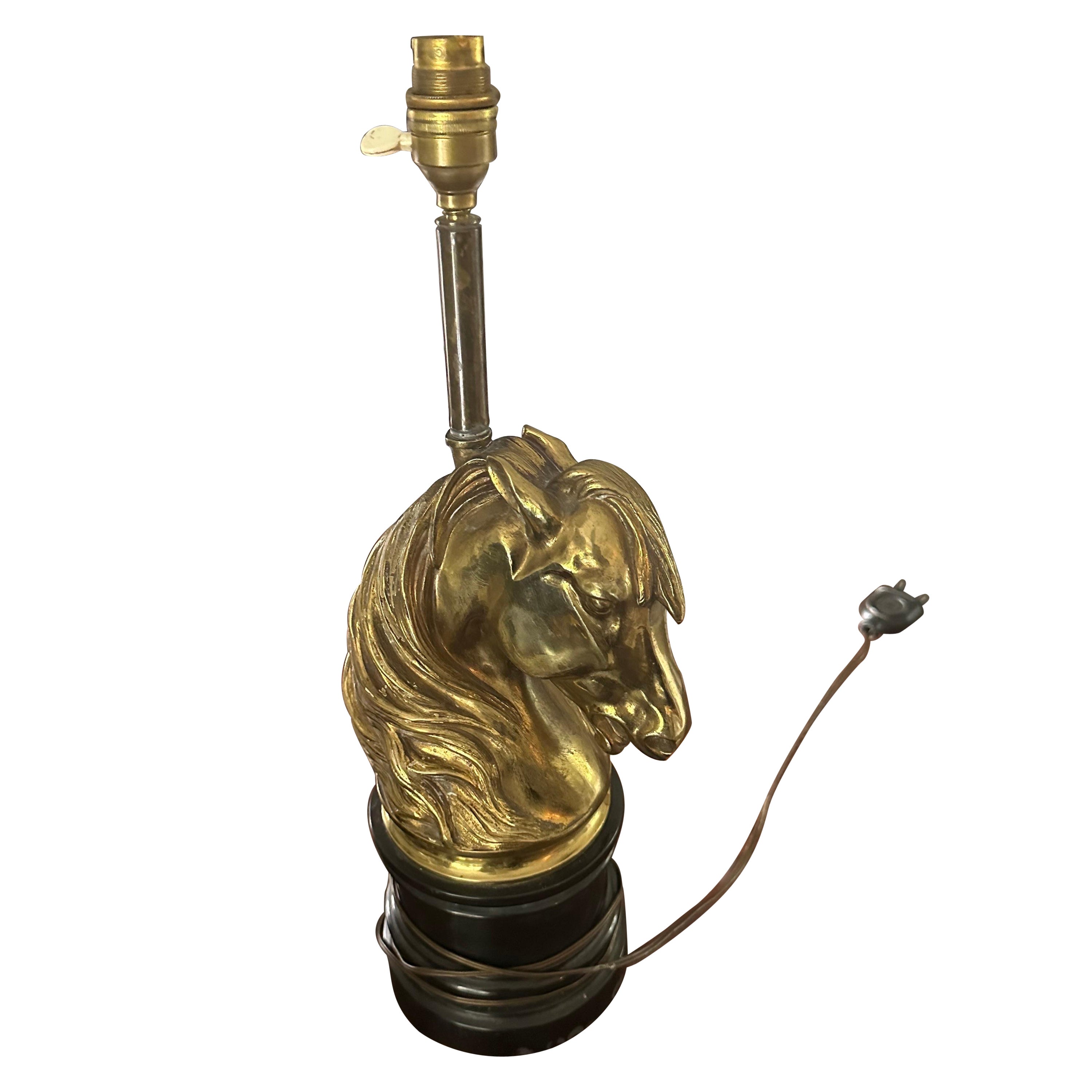 Una lampada da tavolo in ottone e marmo
