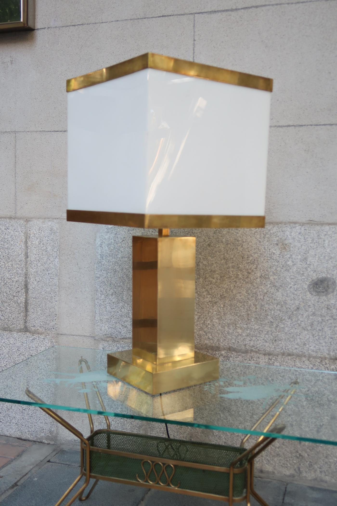 Brass and Resin Shade Midcentury Italian Table Lamp, 1970 In Good Condition For Sale In Madrid, ES