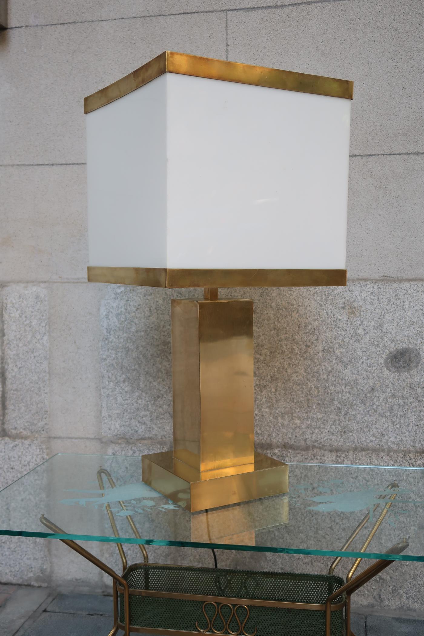 Brass and Resin Shade Midcentury Italian Table Lamp, 1970 For Sale 1