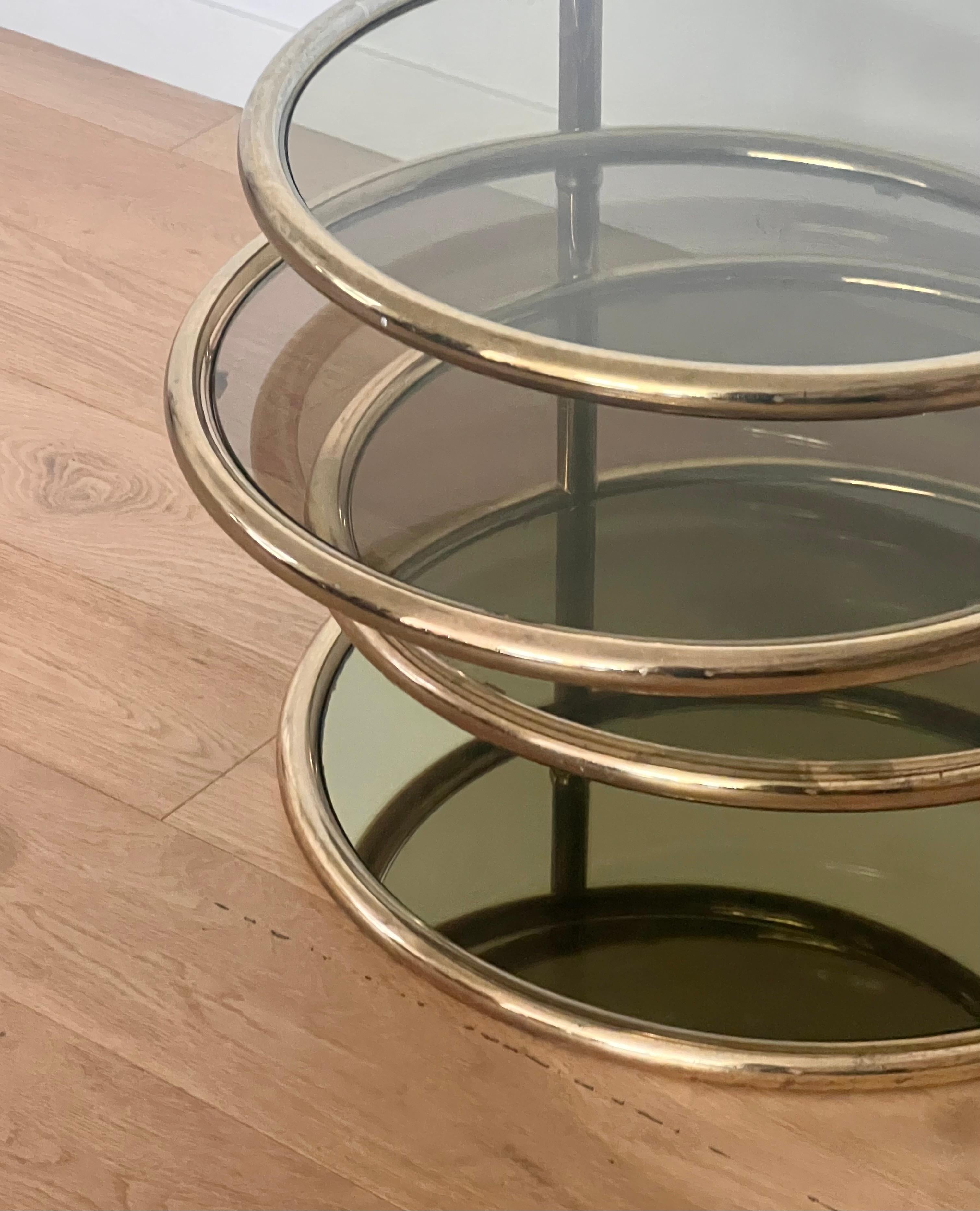 Table basse en laiton et anneaux de verre fumé, attr. CIRCA, vers 1970 en vente 4