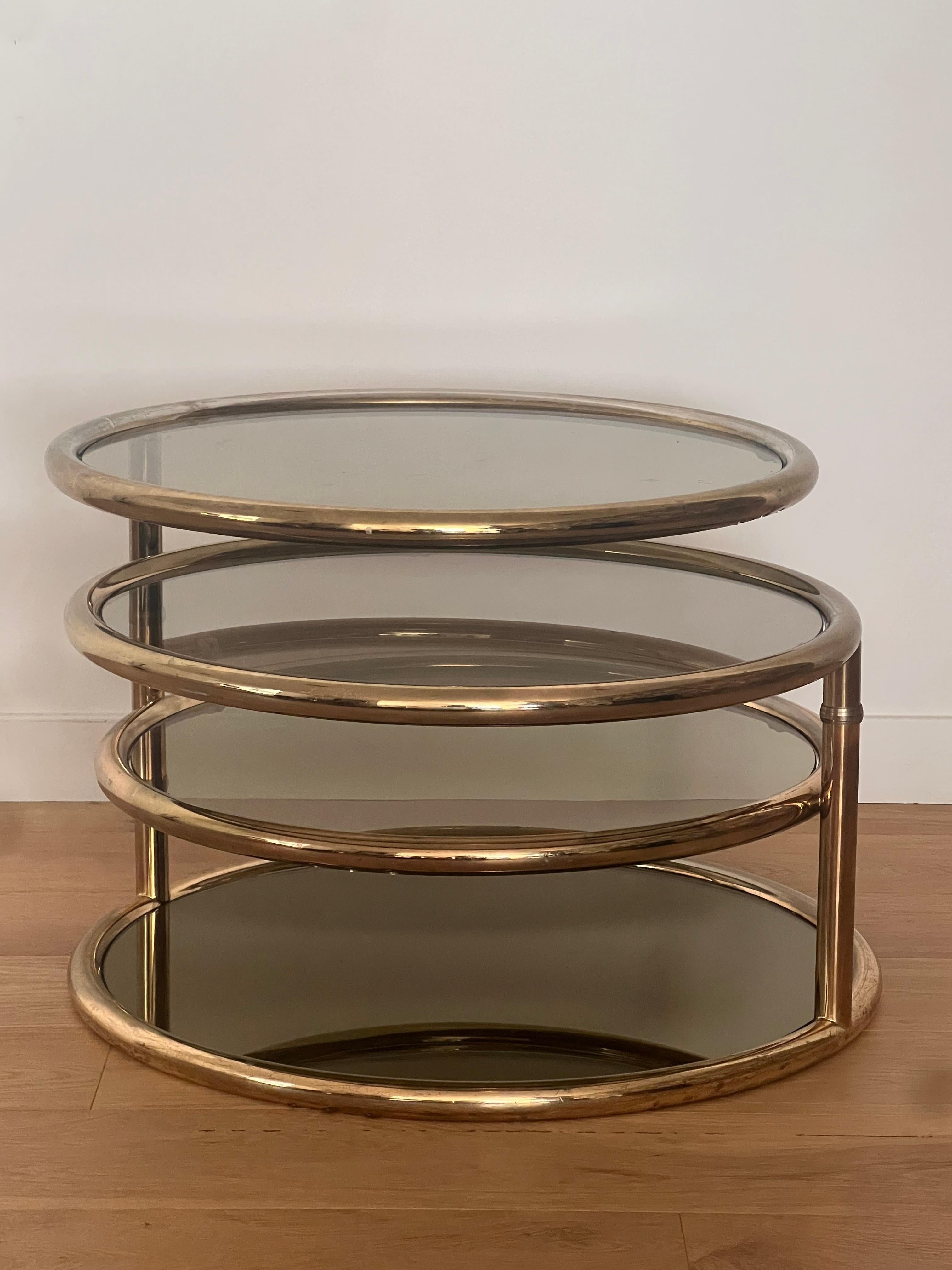 Table basse en laiton et anneaux de verre fumé, attr. CIRCA, vers 1970 en vente 5