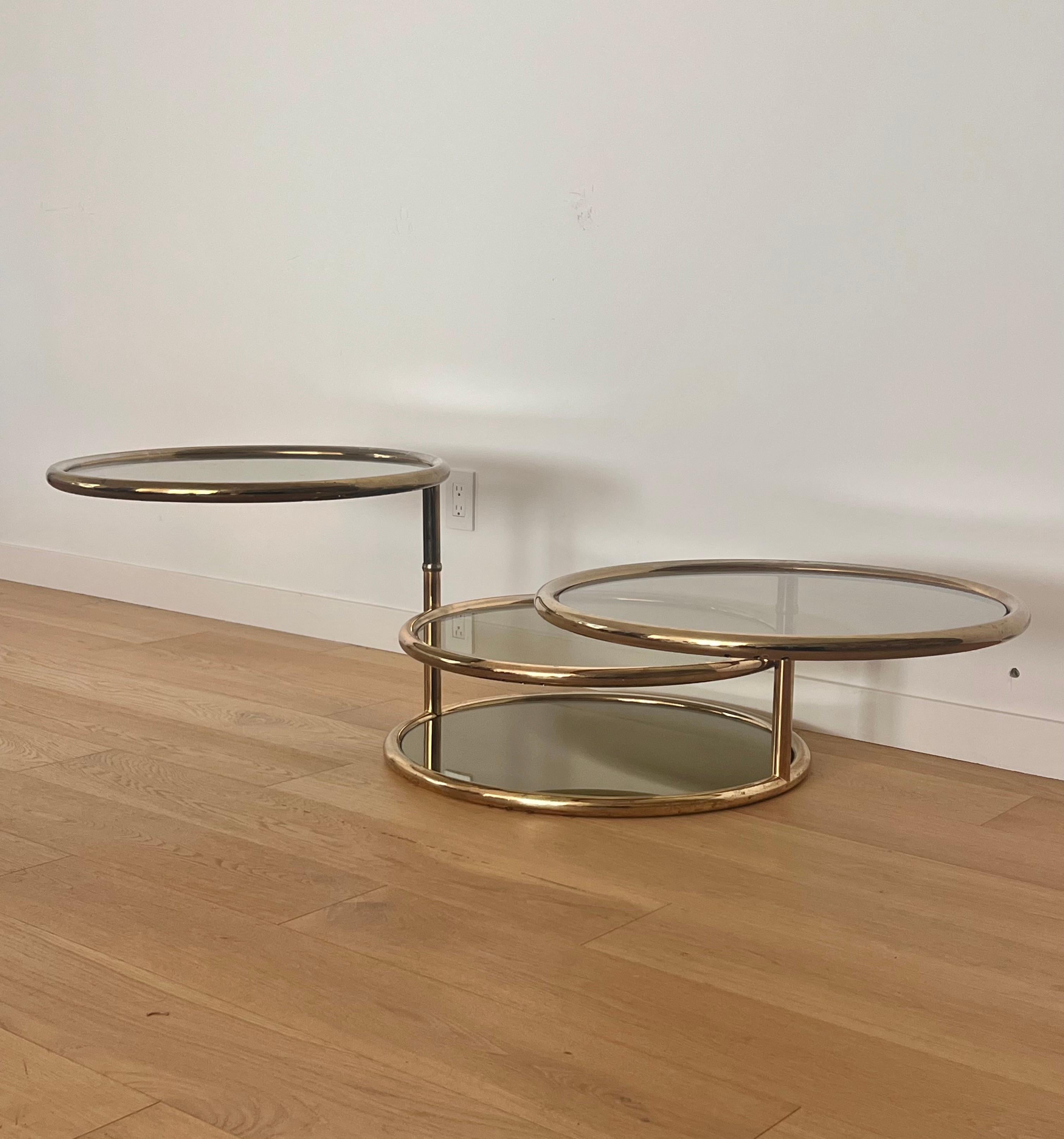 Table basse en laiton et anneaux de verre fumé, attr. CIRCA, vers 1970 en vente 6