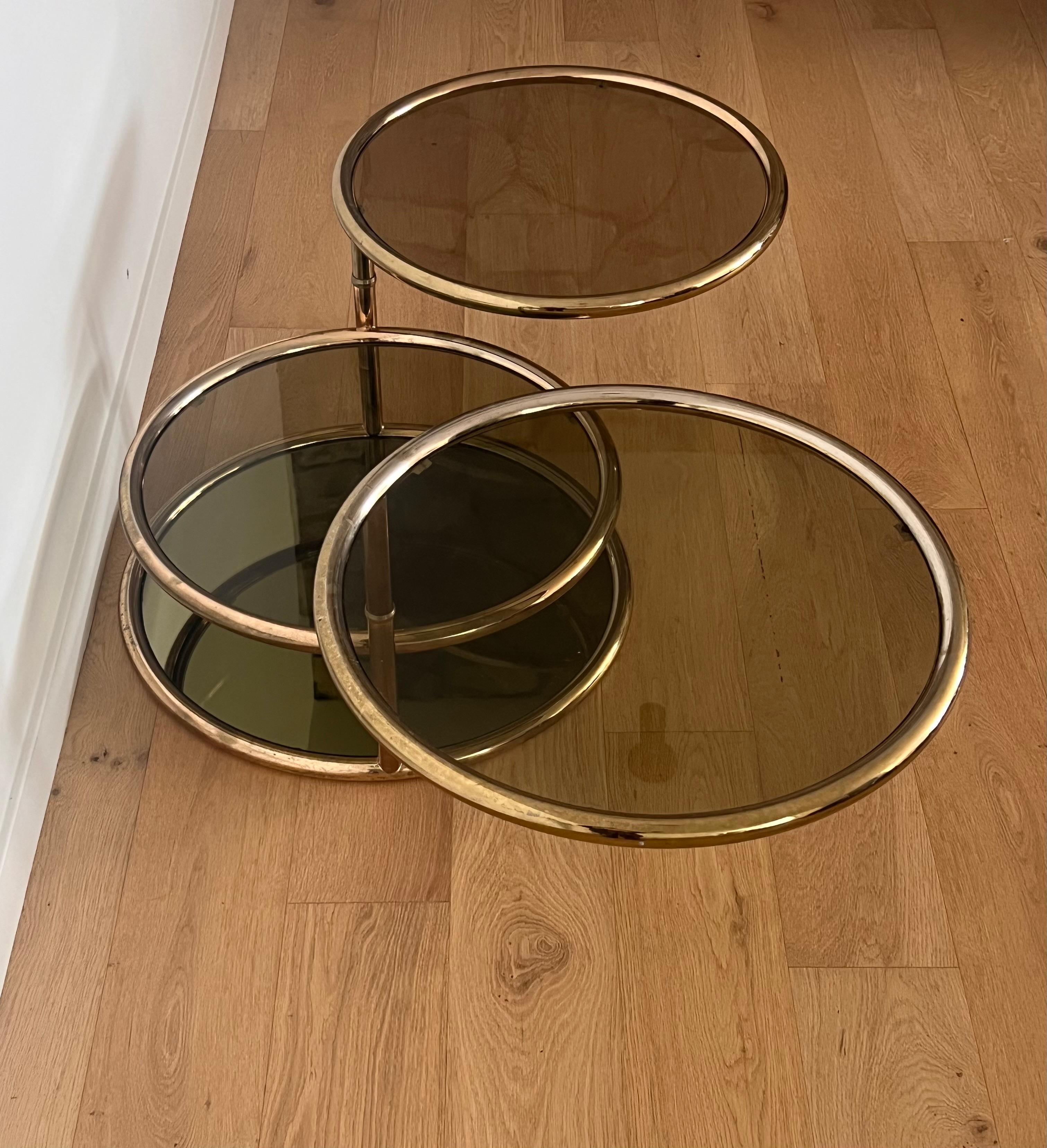 Table basse en laiton et anneaux de verre fumé, attr. CIRCA, vers 1970 en vente 7