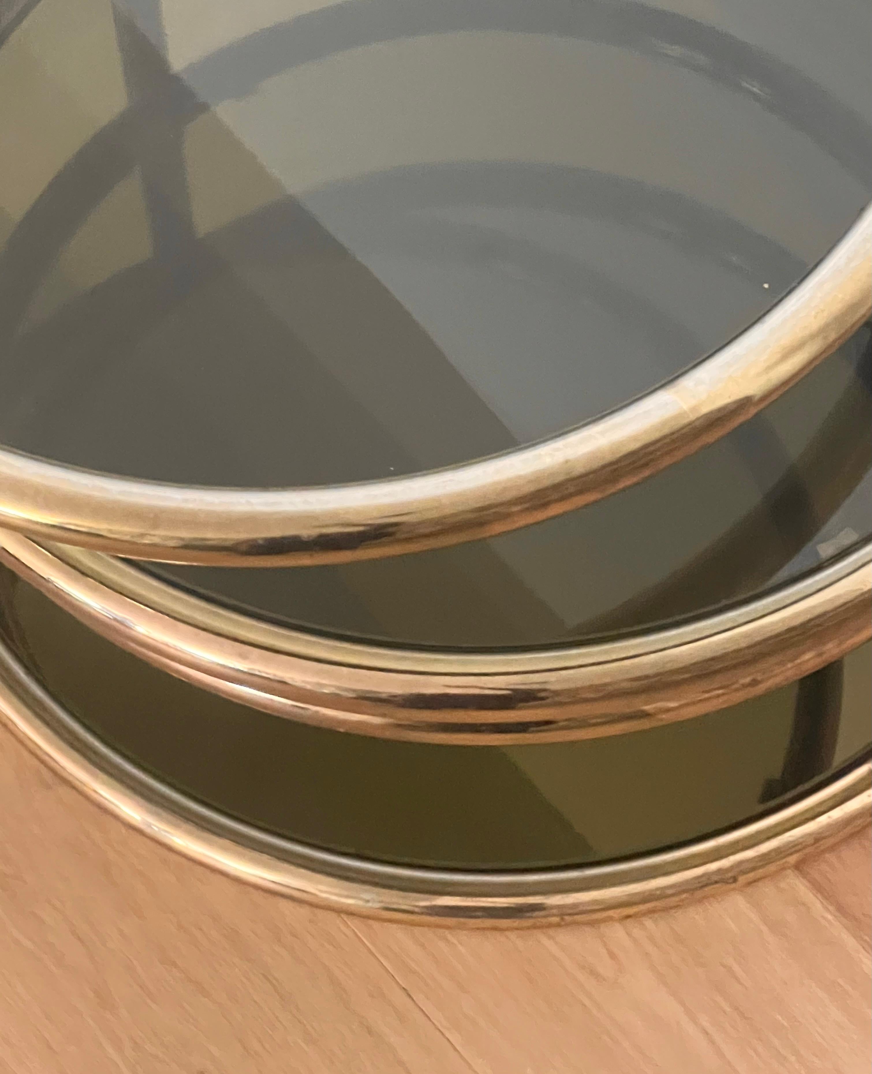 Table basse en laiton et anneaux de verre fumé, attr. CIRCA, vers 1970 en vente 8