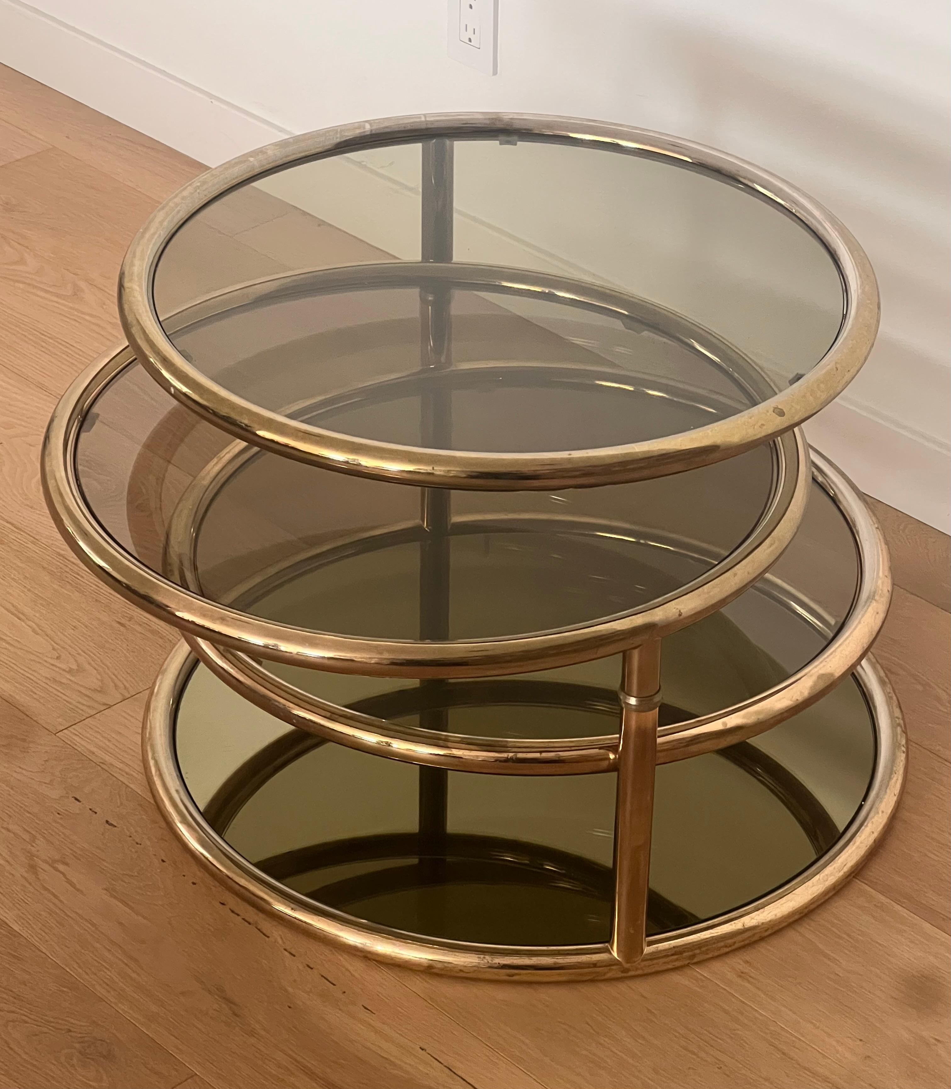 Table basse en laiton et anneaux de verre fumé, attr. CIRCA, vers 1970 en vente 9