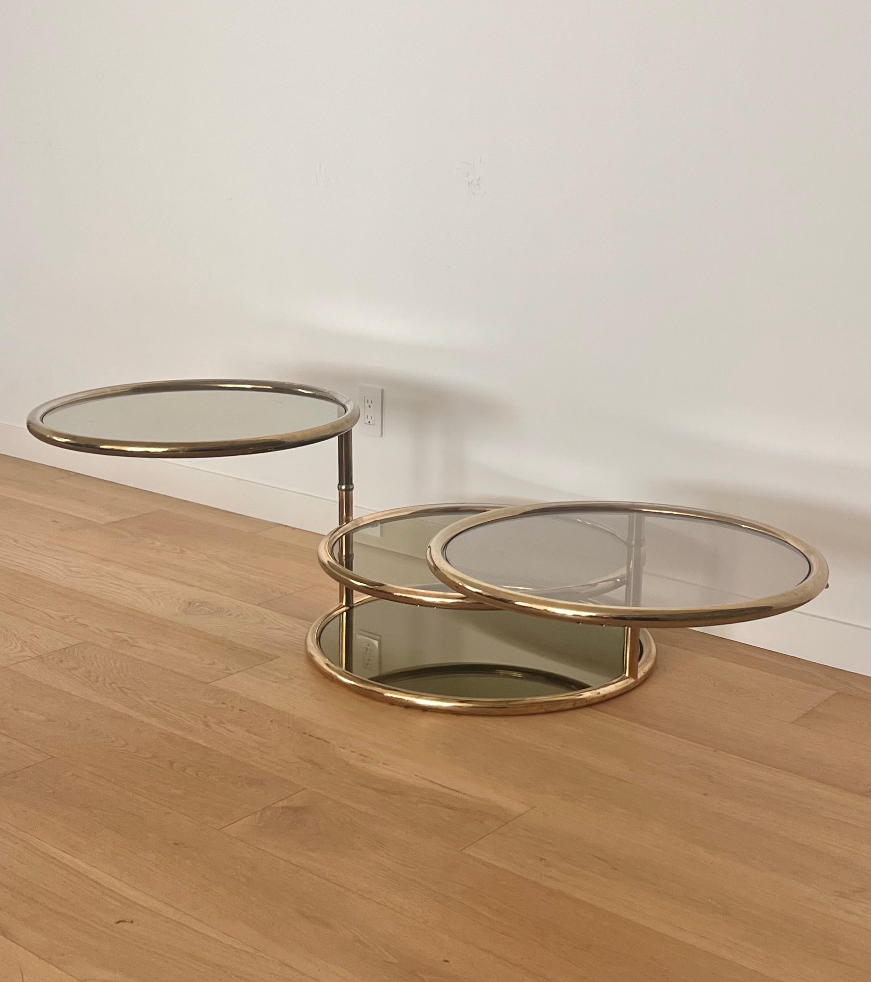 Table basse en laiton et anneaux de verre fumé, attr. CIRCA, vers 1970 en vente 10