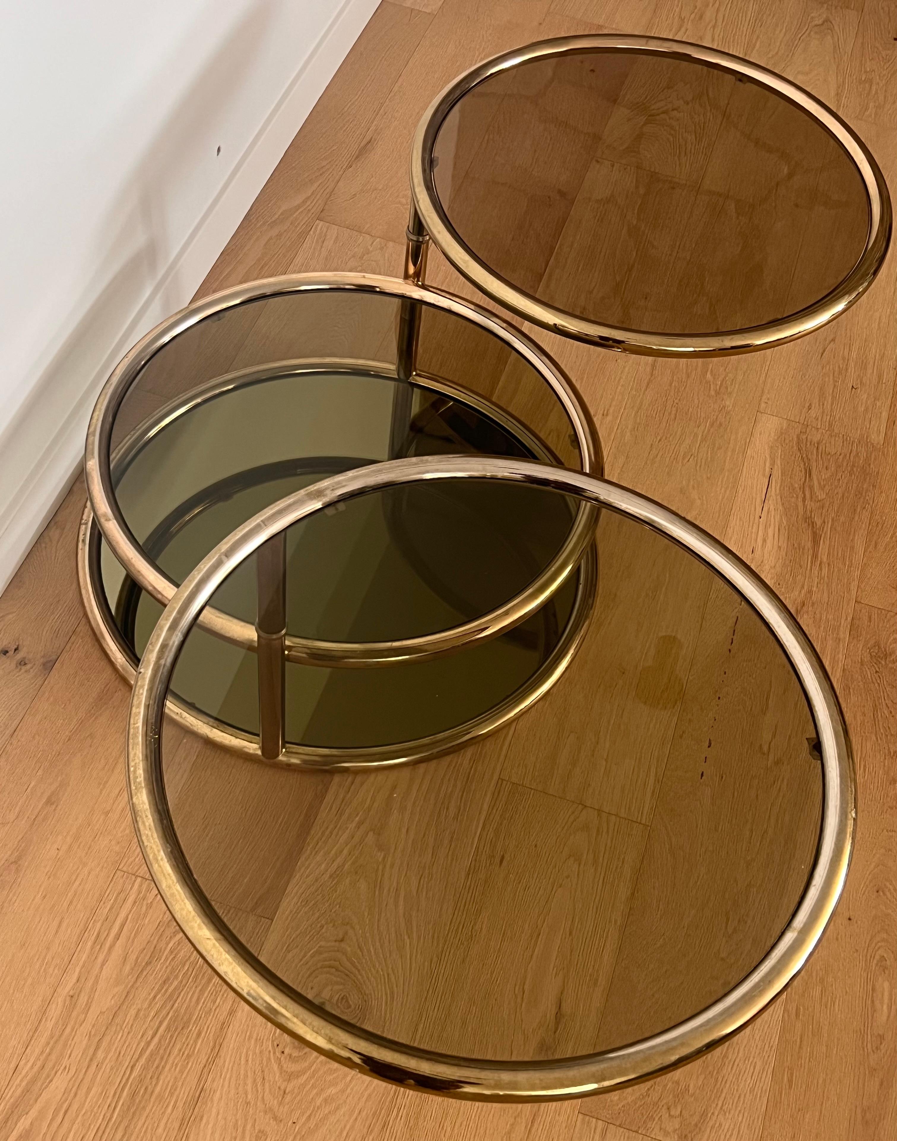 Table basse en laiton et anneaux de verre fumé, attr. CIRCA, vers 1970 en vente 11