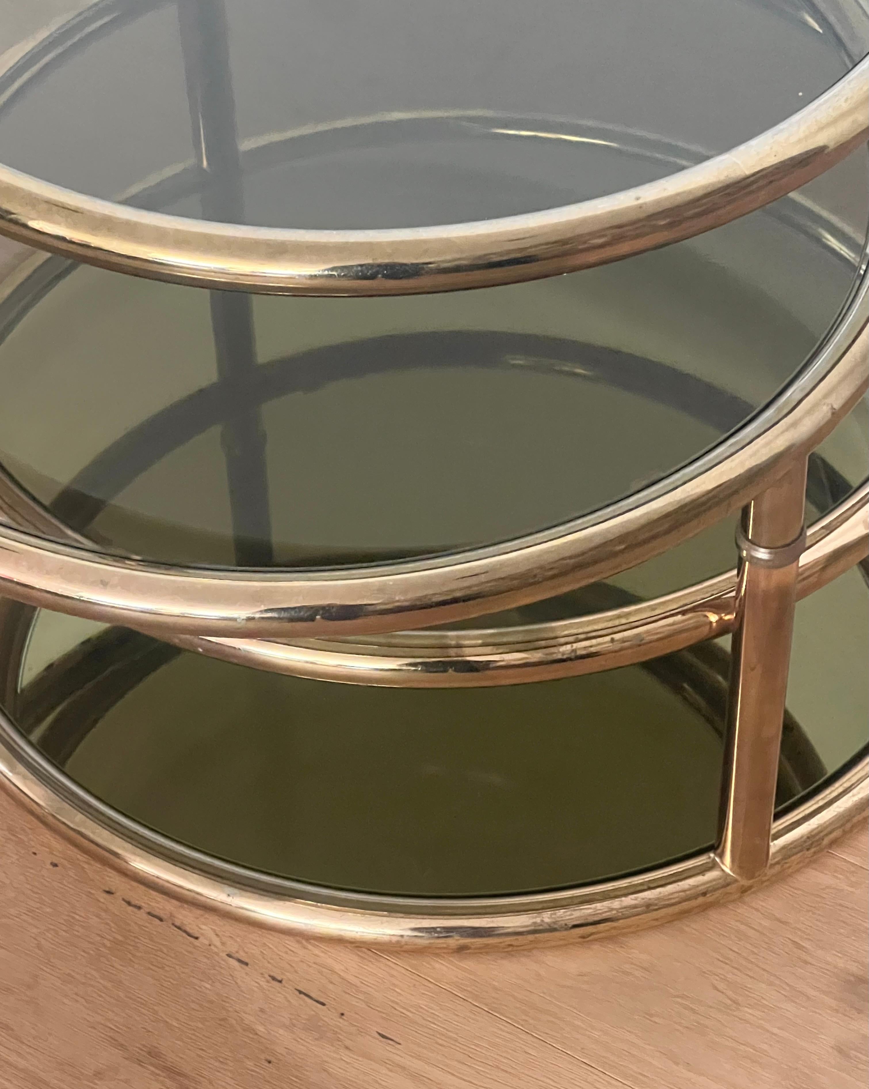 Mid-Century Modern Table basse en laiton et anneaux de verre fumé, attr. CIRCA, vers 1970 en vente