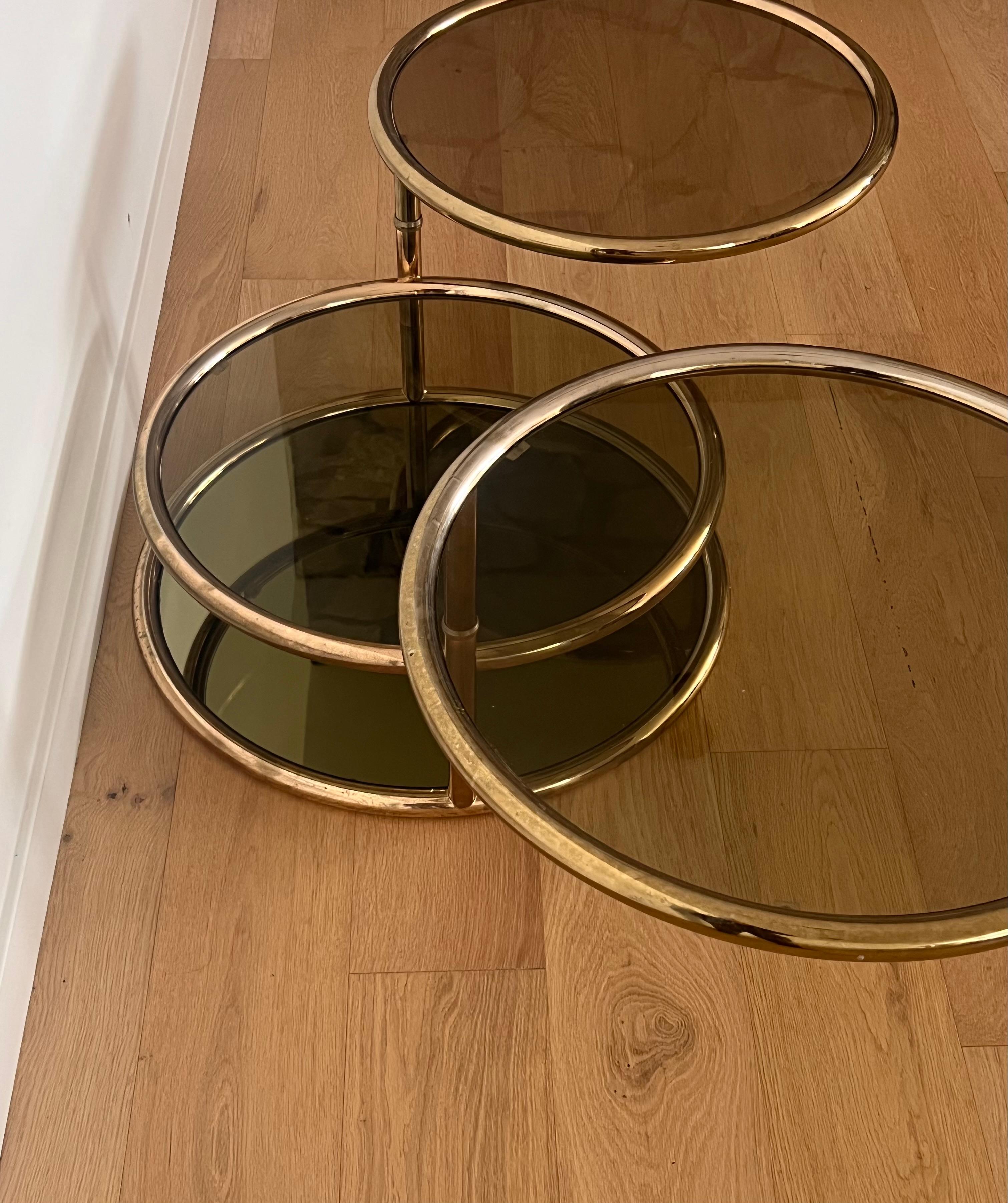 Américain Table basse en laiton et anneaux de verre fumé, attr. CIRCA, vers 1970 en vente