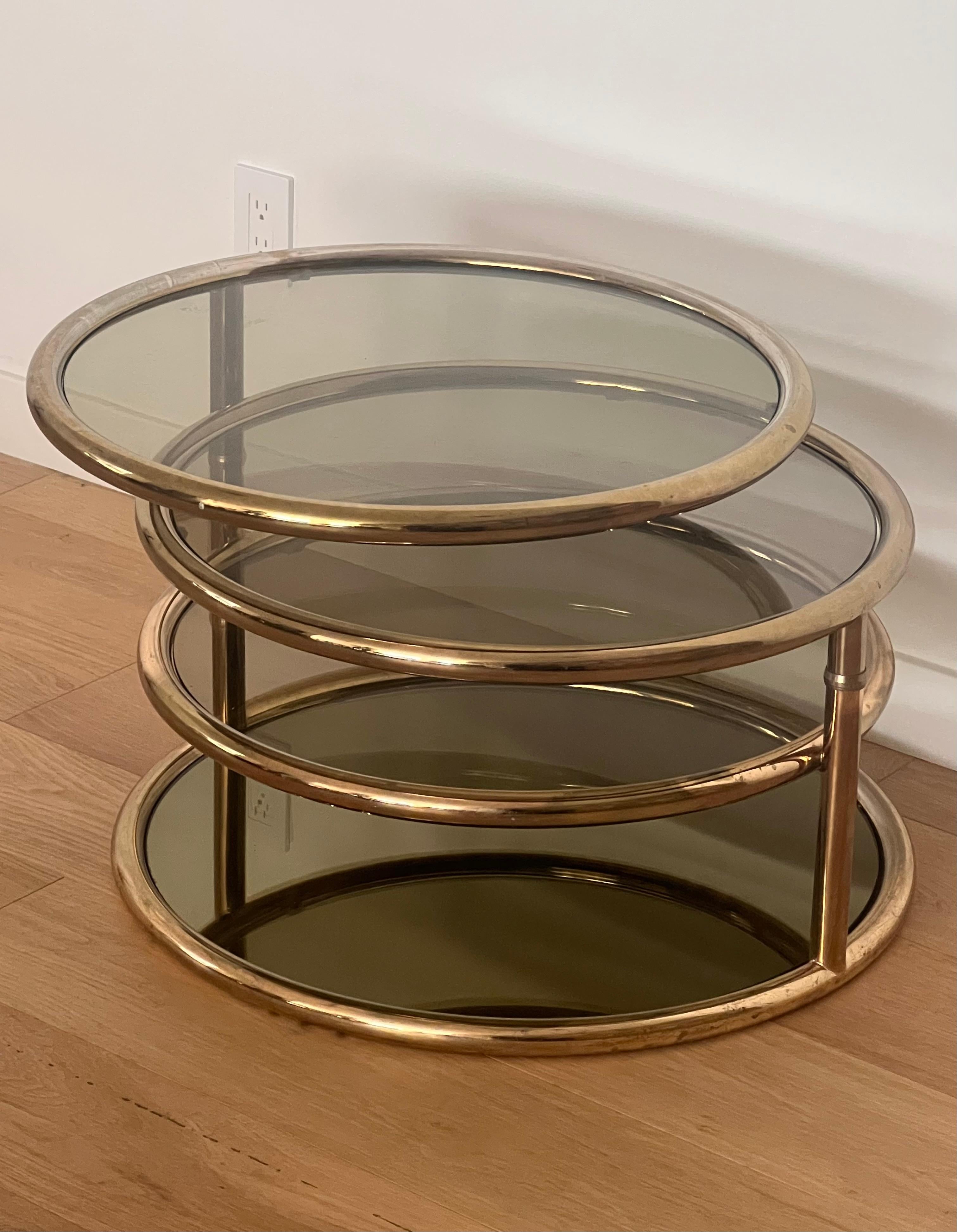 Fin du 20e siècle Table basse en laiton et anneaux de verre fumé, attr. CIRCA, vers 1970 en vente