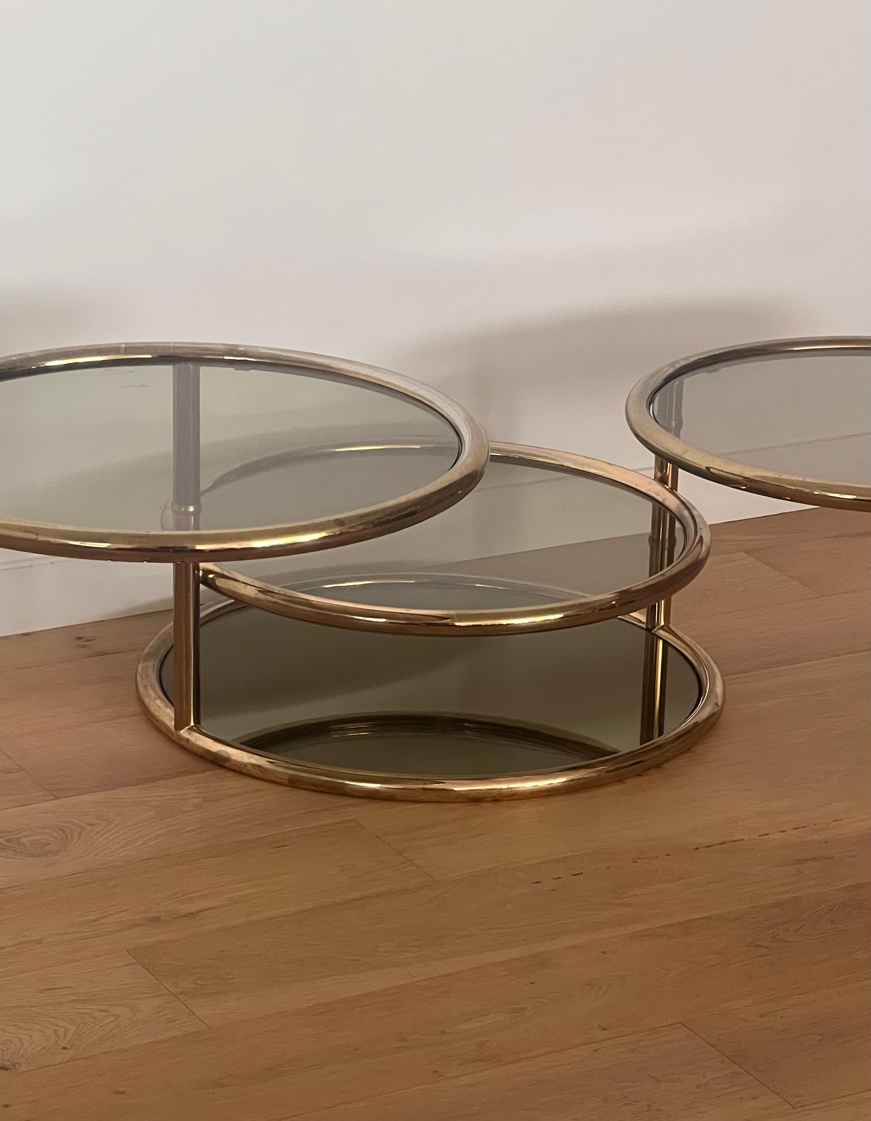 Laiton Table basse en laiton et anneaux de verre fumé, attr. CIRCA, vers 1970 en vente