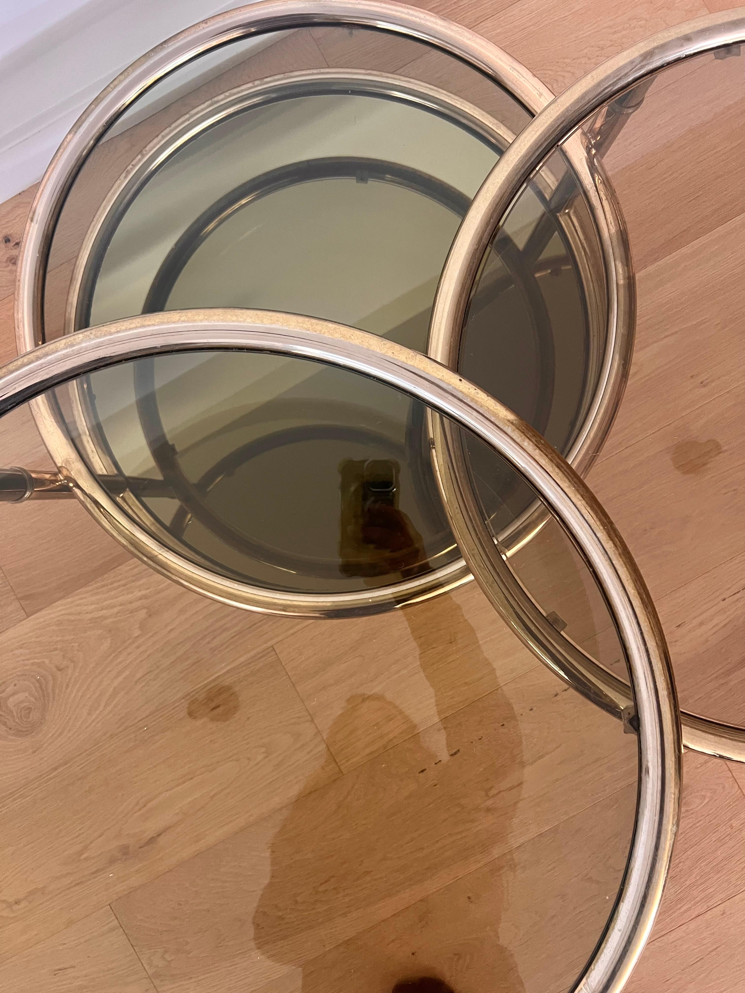 Table basse en laiton et anneaux de verre fumé, attr. CIRCA, vers 1970 en vente 1