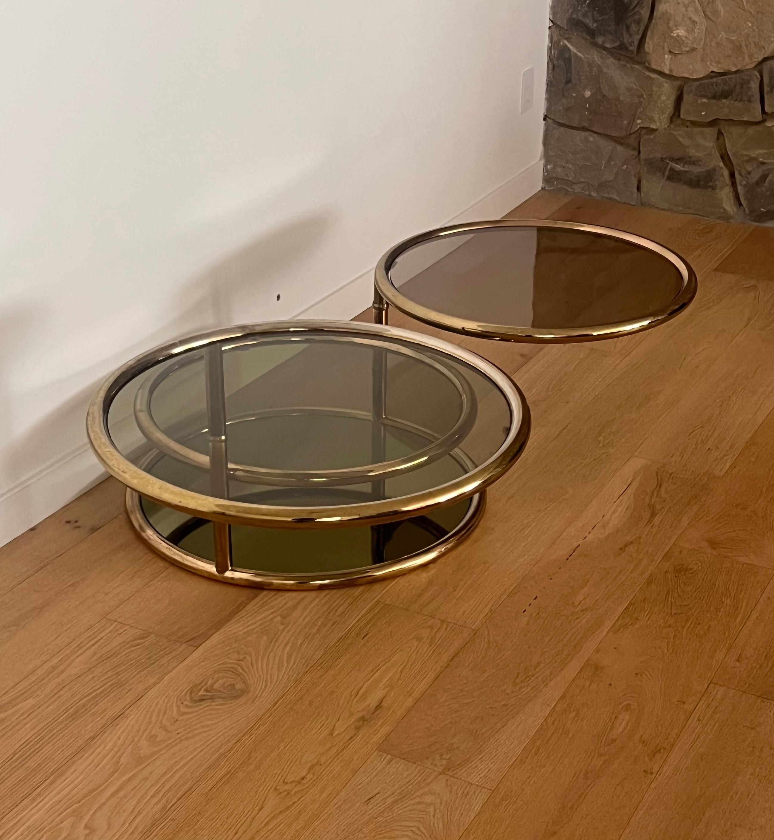 Table basse en laiton et anneaux de verre fumé, attr. CIRCA, vers 1970 en vente 2