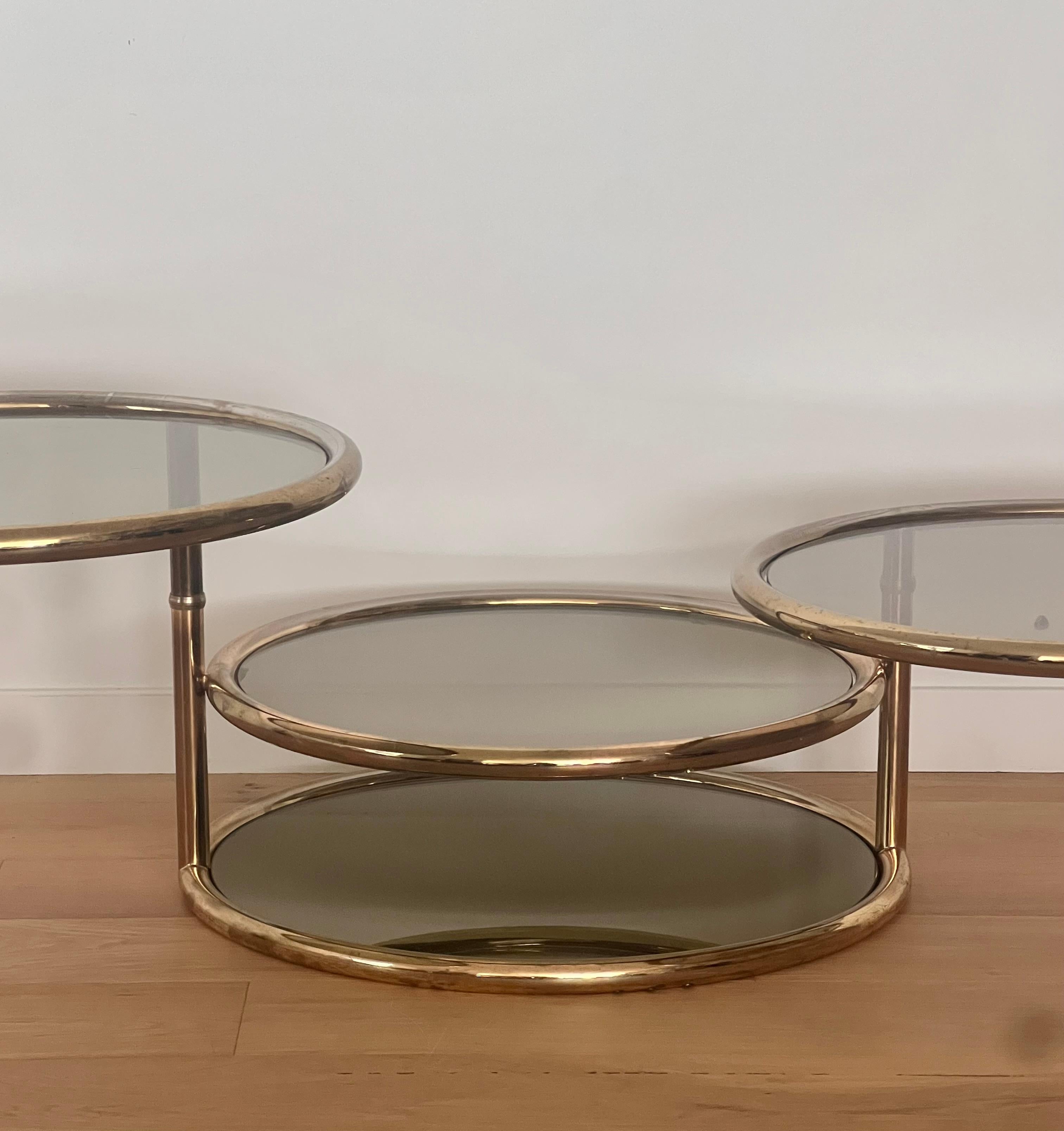 Table basse en laiton et anneaux de verre fumé, attr. CIRCA, vers 1970 en vente 3