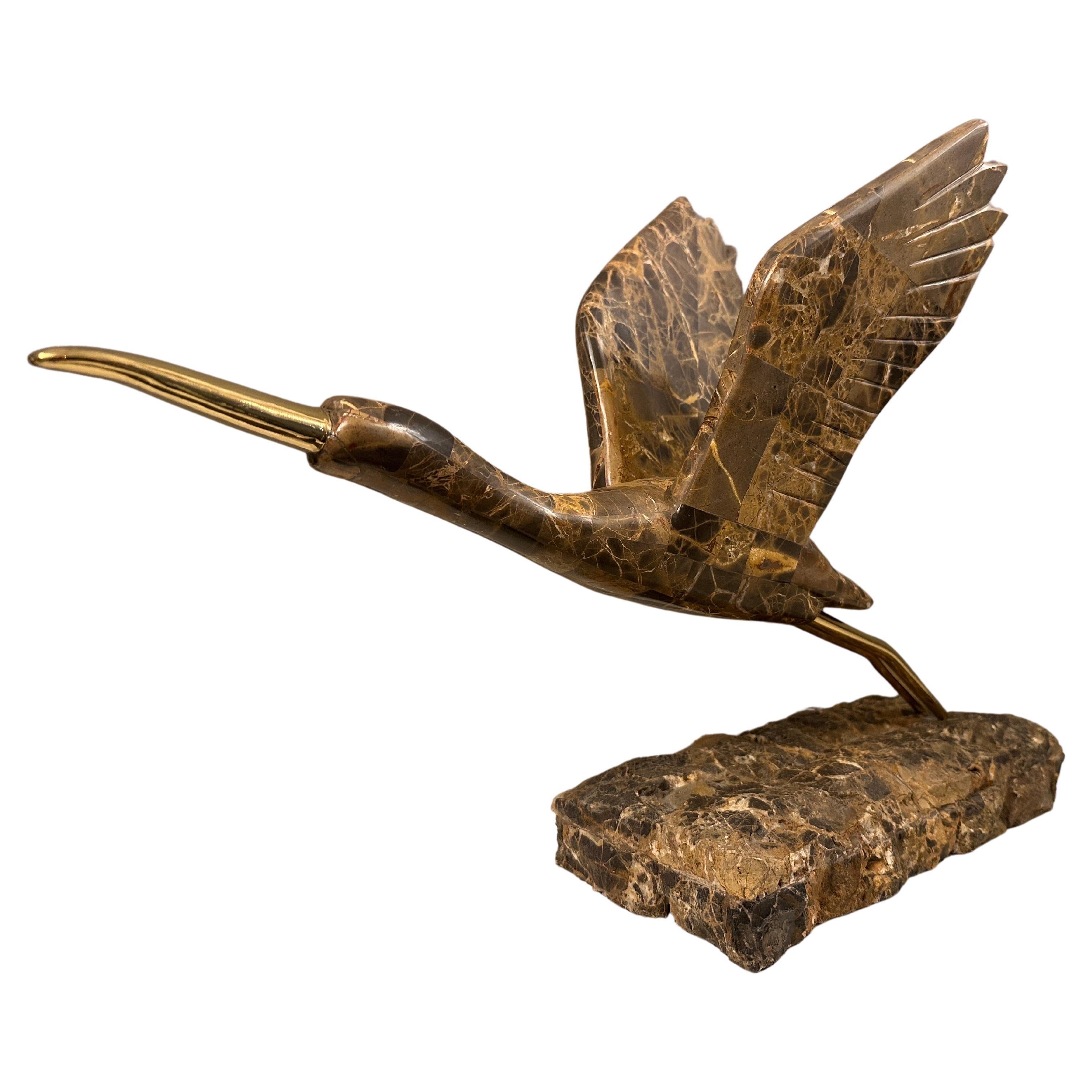 Un pájaro Maitland Smith de latón y mármol teselado