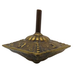 Un Dreidel in ottone Bezalel, CIRCA 1910