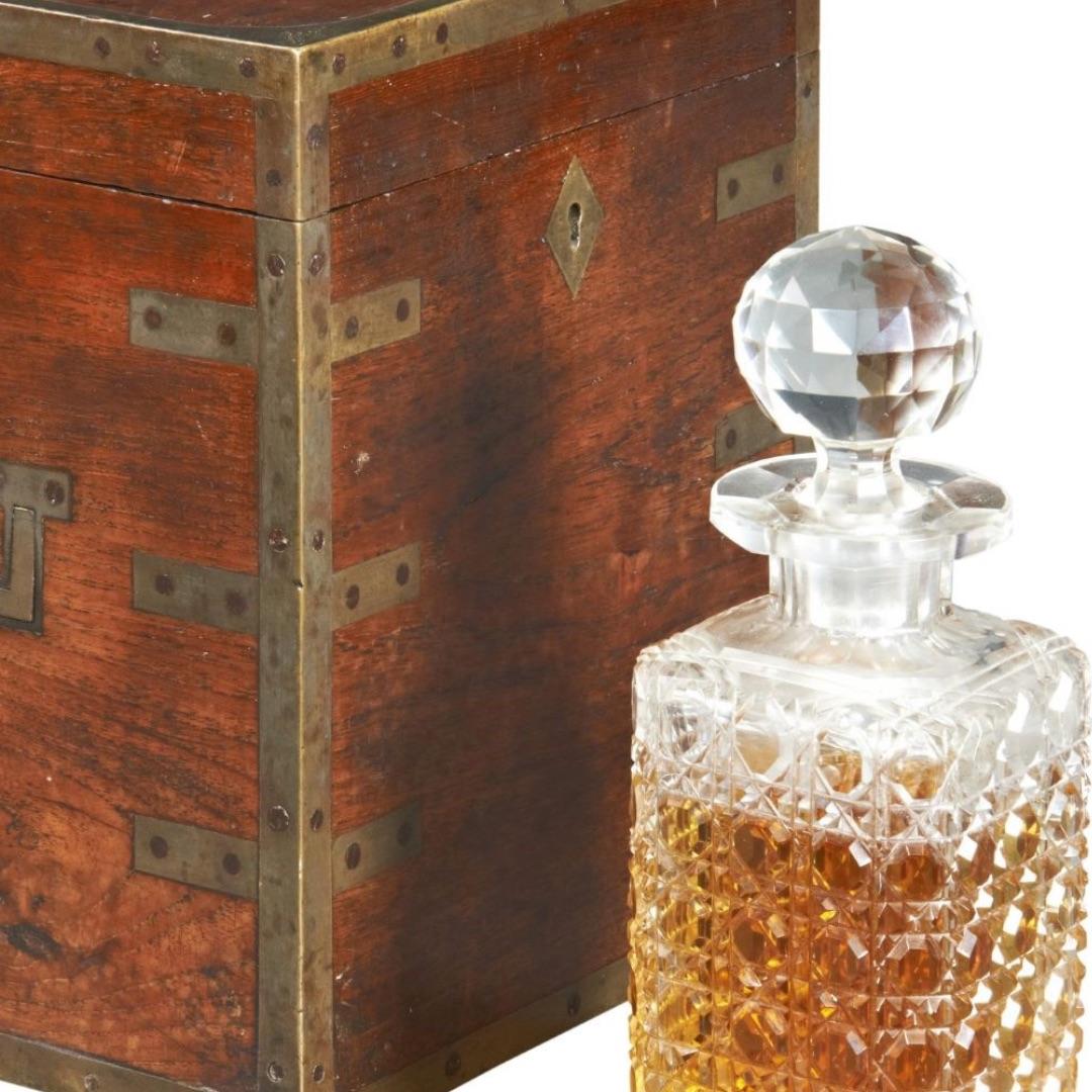 A brass bound Anglo-Indian teak Decanter Box for 4 bottles In Good Condition For Sale In London, GB