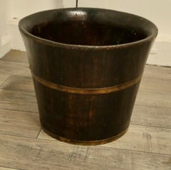 Une jardinière en bois cerclée de laiton