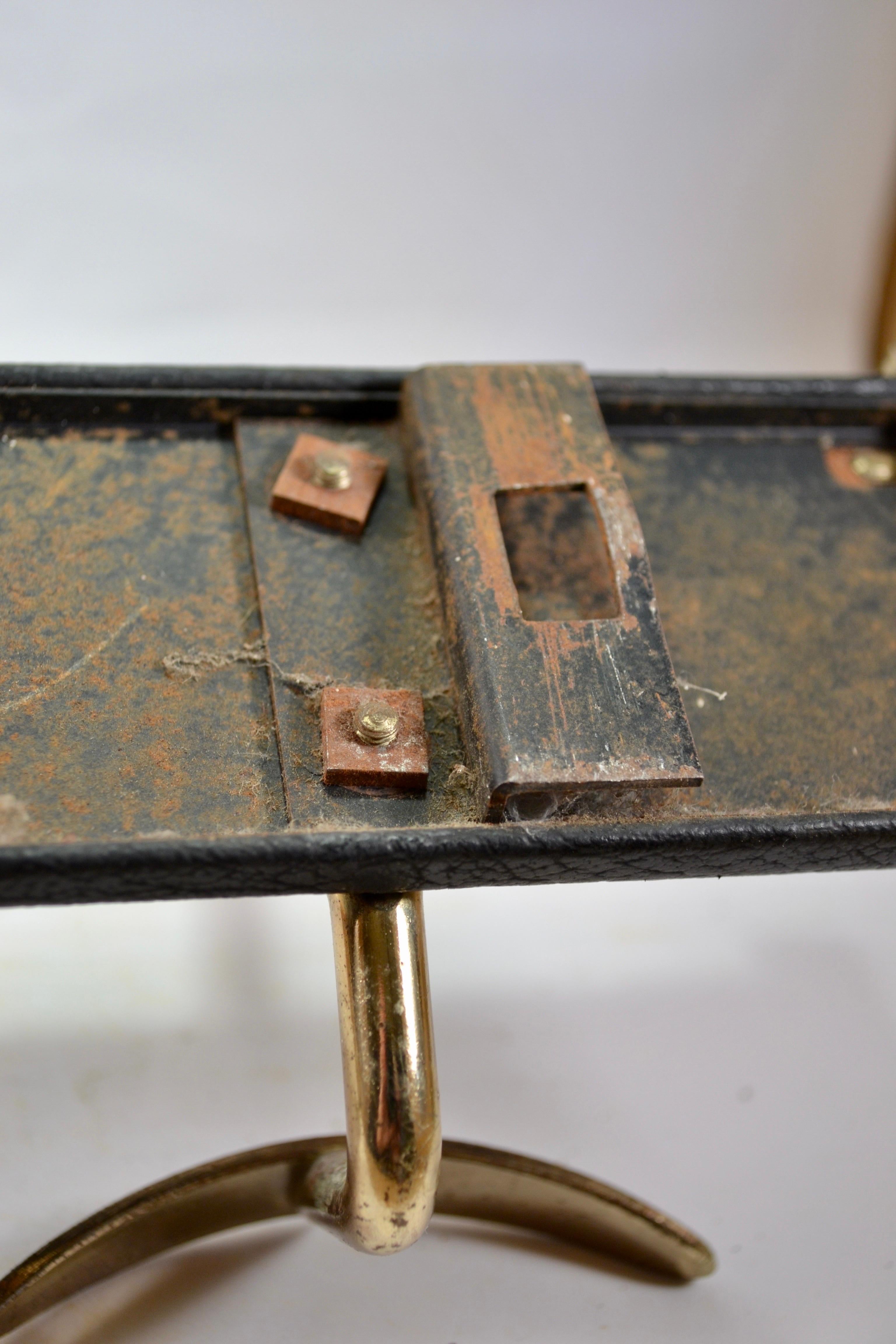 Un appendiabiti con tre ganci, una creazione francese degli anni '60 realizzata in ottone dorato e dotata di un rivestimento in similpelle. Vanta una patina superba.










