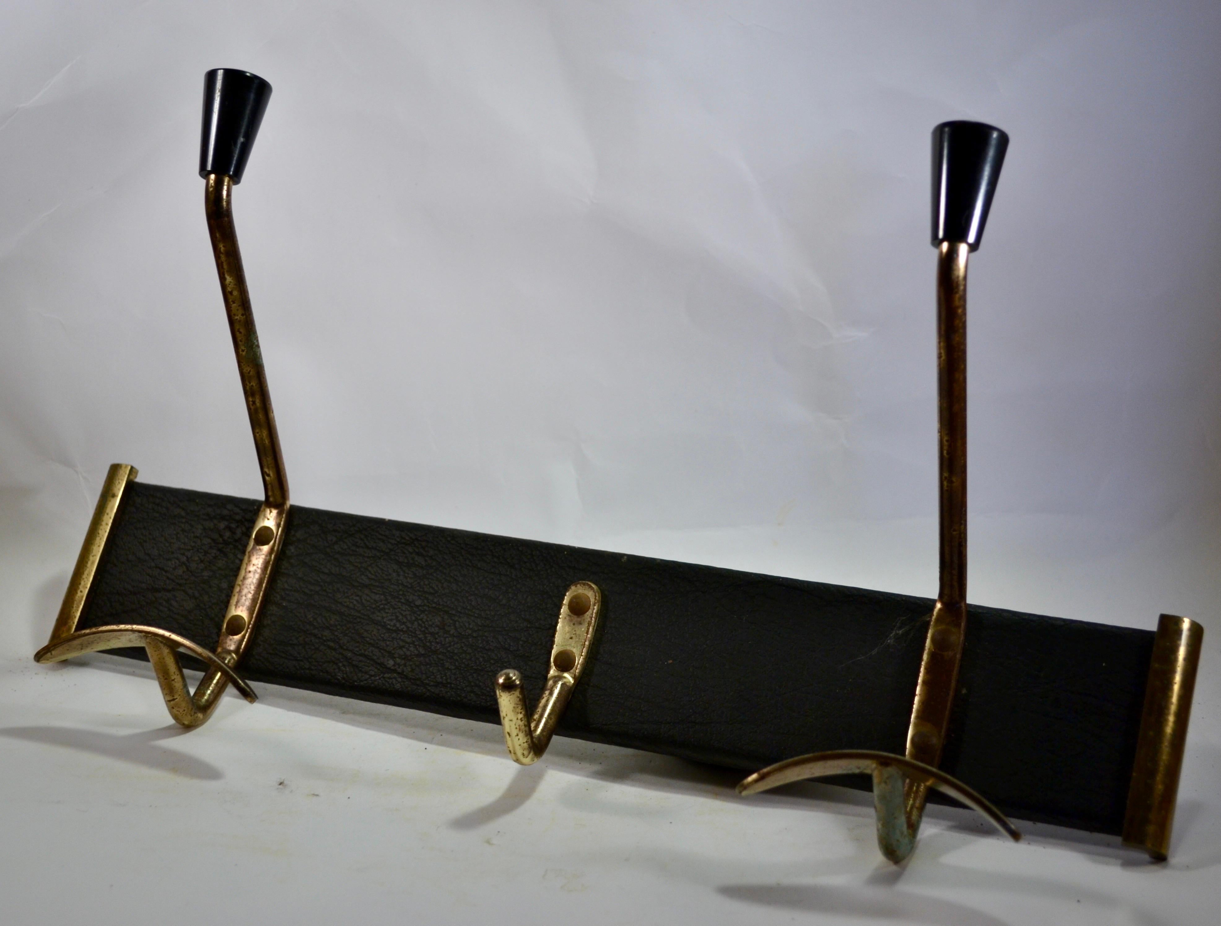 A brass coat rack from the 1960s France. In Good Condition For Sale In SOTTEVILLE-LÈS-ROUEN, FR